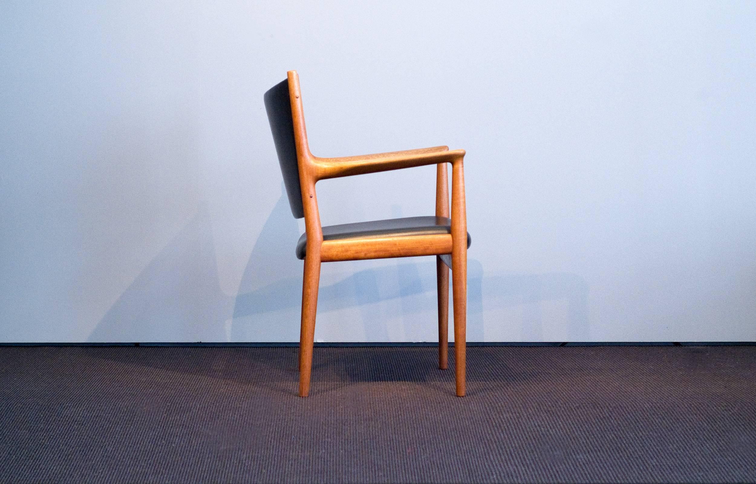 Wonderful Hans J. Wegner JH 513 Chair made by Johannes Hansen and distributed by Knoll International in the United States. Beautiful grained teak frame with original leather upholstery. 

Normal / minimal wear consistent with age and use.

 