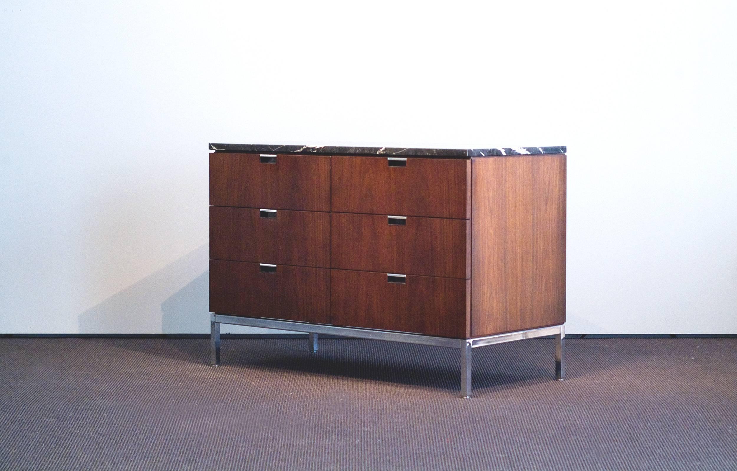Beautiful small version of the legendary credenza collection designed by Florence Knoll and made by Knoll Int.. Highly structured dark walnut body with a top of black / white 