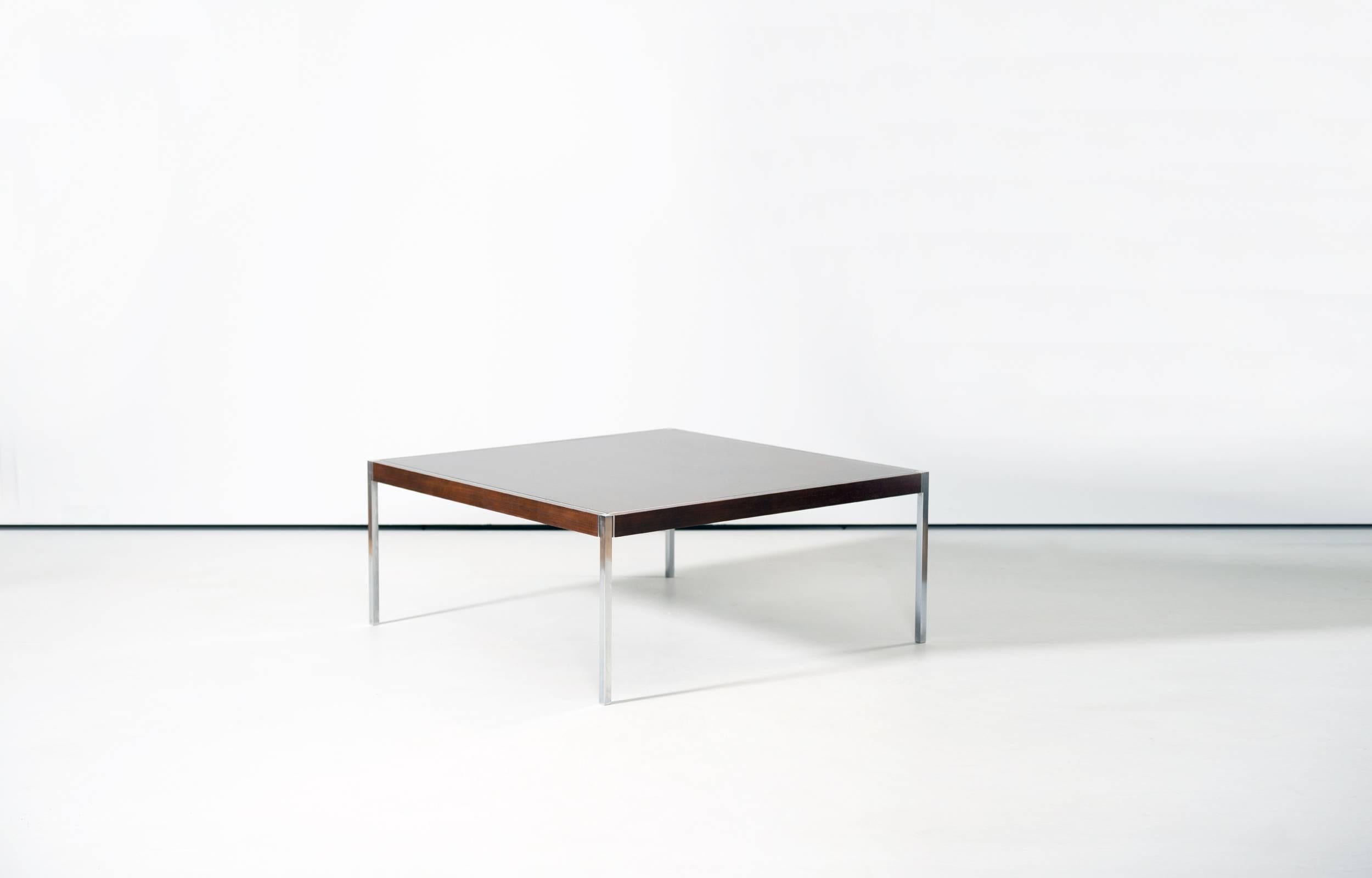 Large coffee table designed by Richard Schultz and produced by Knol Int. in the 1960s. Solid steel frame or legs and original lacquered rosewood veneered top. Labled with Knoll silver sticker and paper label. 

Very good or perfect vintage