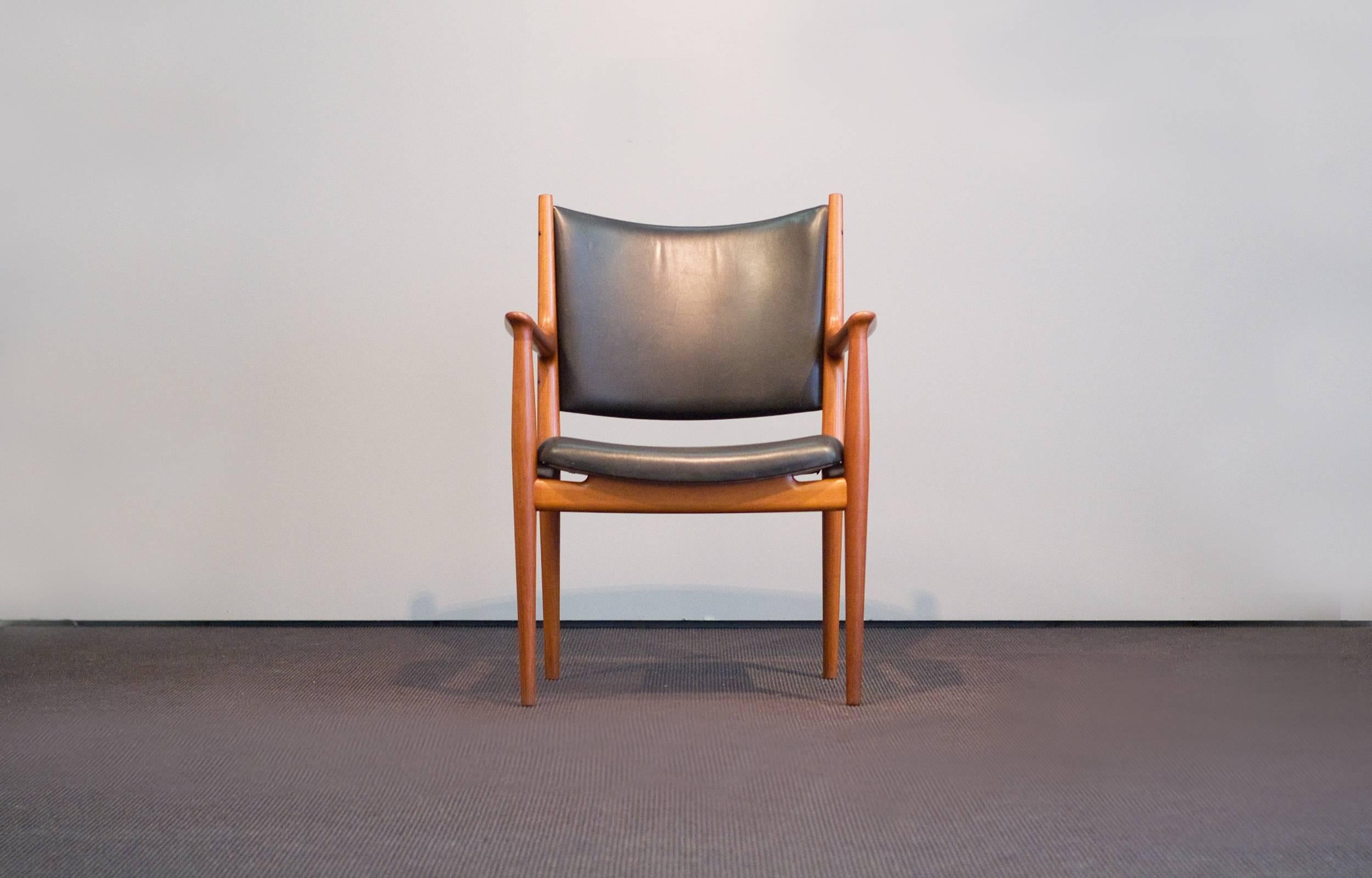 Merveilleux ensemble de huit chaises Hans J. Wegner JH 513 réalisées par Johannes Hansen. Magnifique cadre en teck grainé avec revêtement d'origine en cuir noir.

Usure normale / minimale correspondant à l'âge et à l'utilisation.

Nous avons un