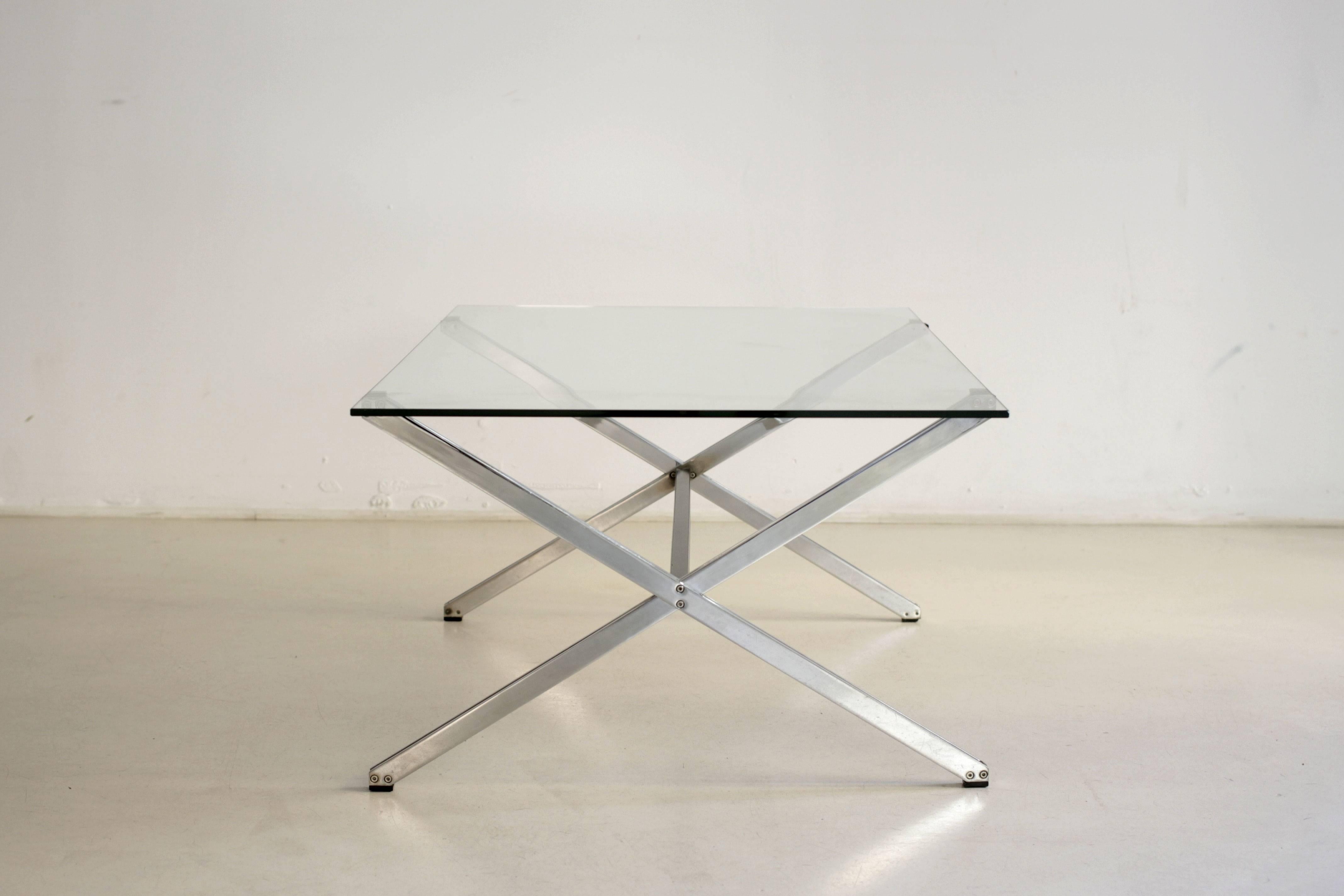 Elegant coffee table by Florence Knoll from the series Parallel Bar Knoll edition circa 1960s.
