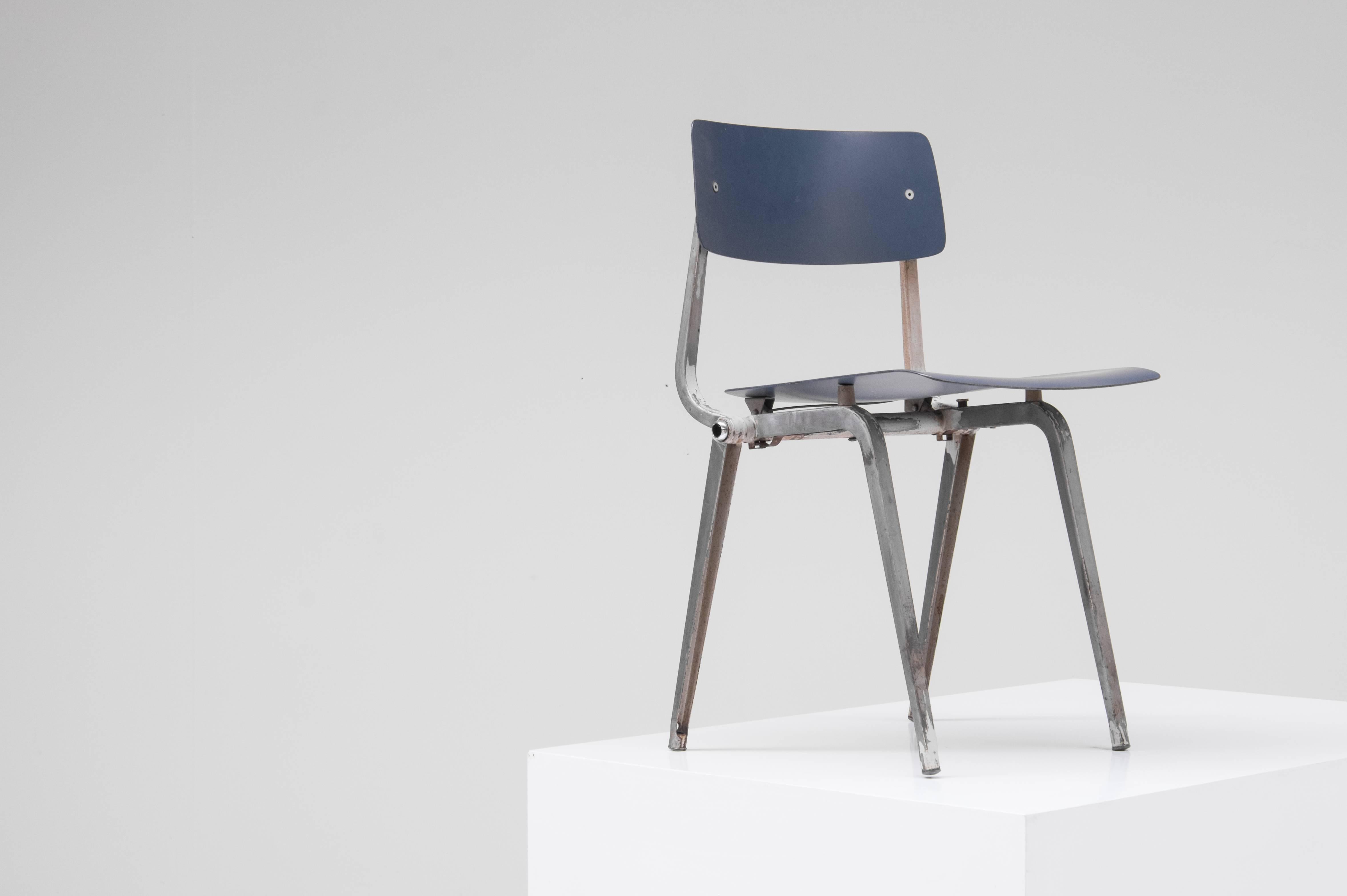 A folding Revolt chair by Friso Kramer for Ahrend de Cirkel, Netherlands, circa 1959. Folded sheet steel and pressed panel of phenol-formaldehyde resin and paper.