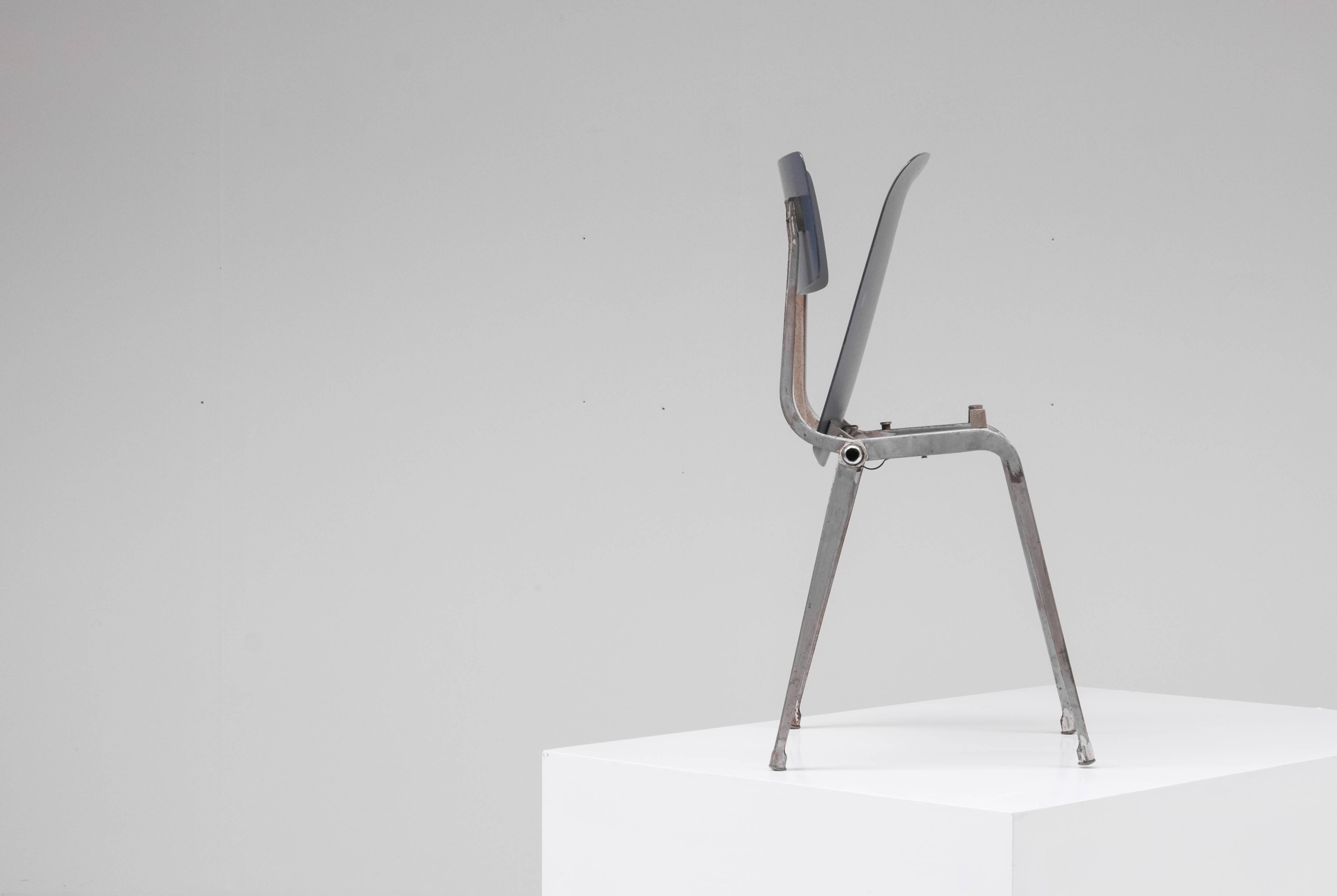 Foldable Revolt Chair by Friso Kramer for Ahrend de Cirkel, 1950s, Dutch In Good Condition For Sale In Bruges, West-Flanders