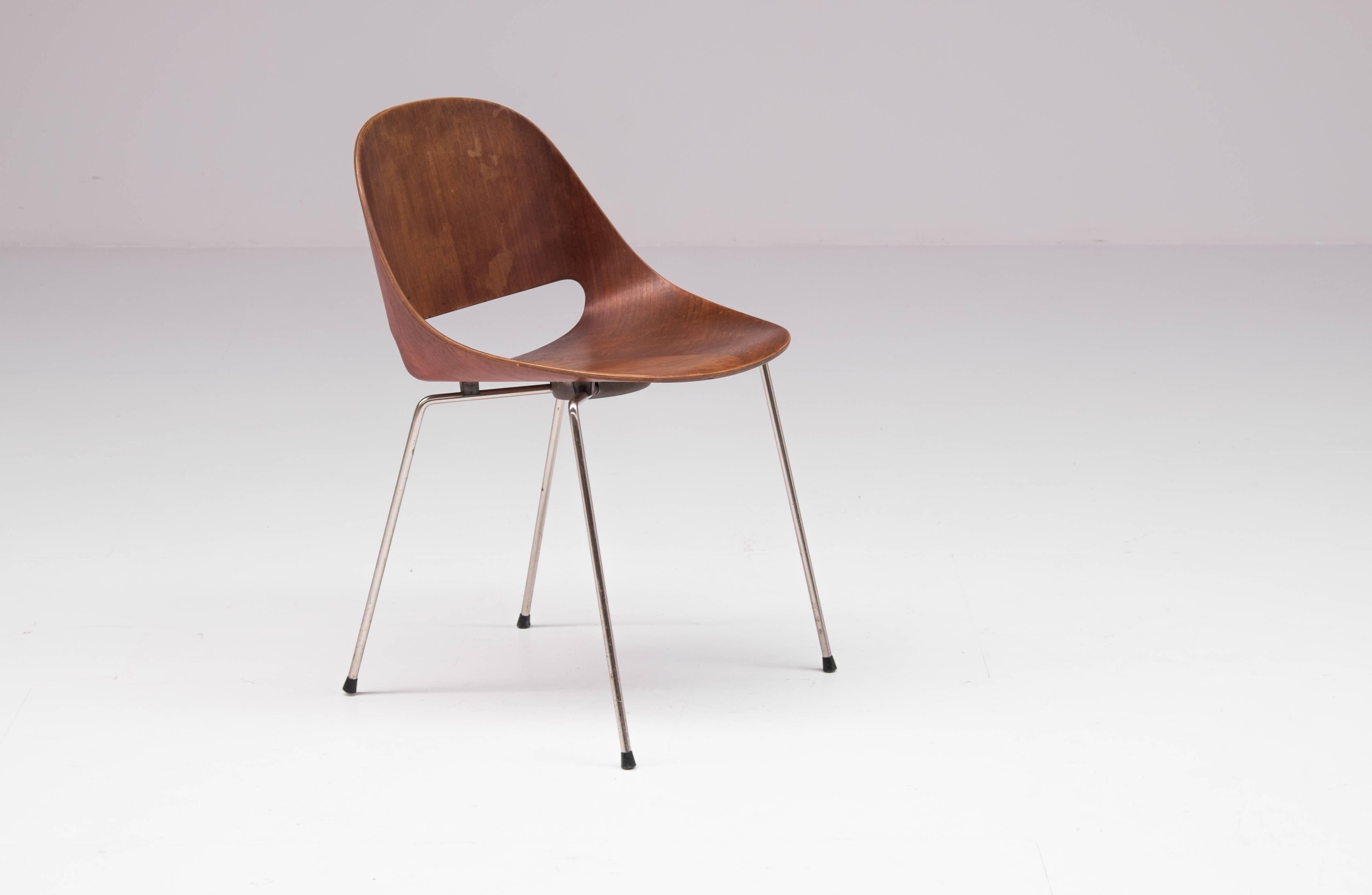 Rare SL58 chair by Belgian architect and designer Léon Stynen, 1950s.

Plywood shell seat which remains in very good condition, steel frame with four original shockmounts. 

Designed for the Expo 58 world exhibition in Brussels, 1958.