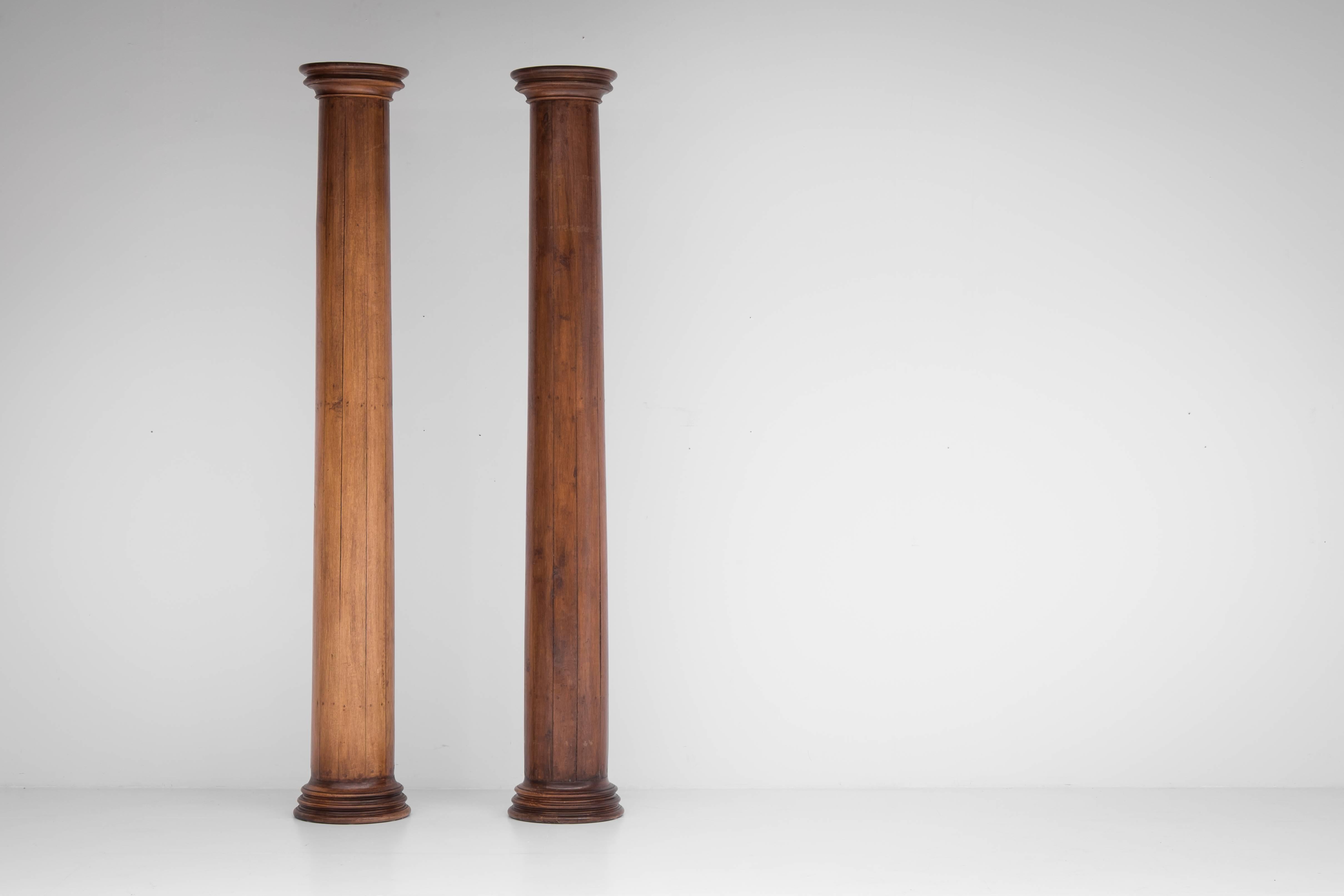 Pair of cylindrical, neoclassical, wooden columns in oak on a molded, circular base.

Italian, first period of the 20th century.
