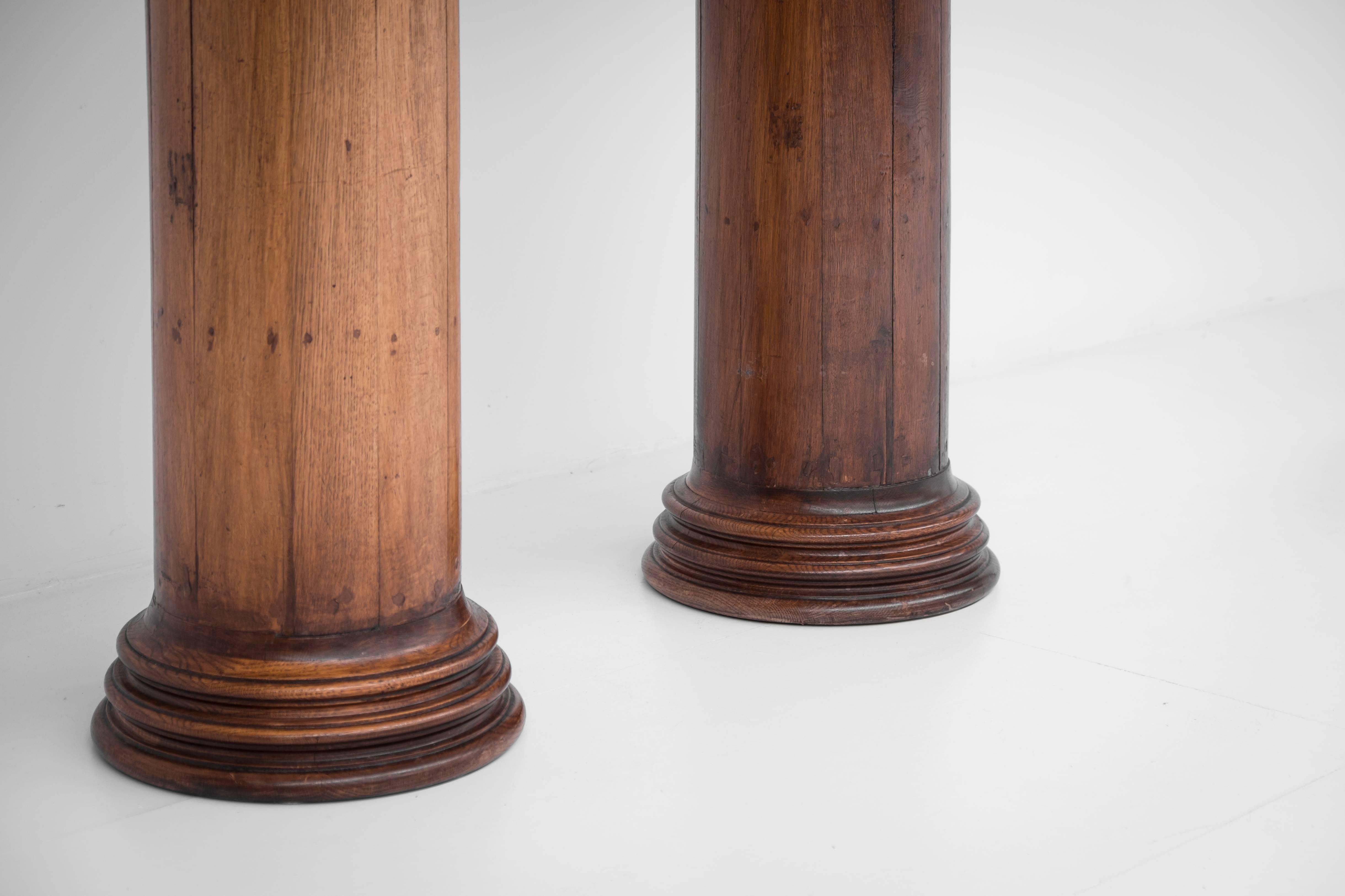 Pair of Neoclassical Columns in Oak, Italian In Good Condition For Sale In Bruges, West-Flanders