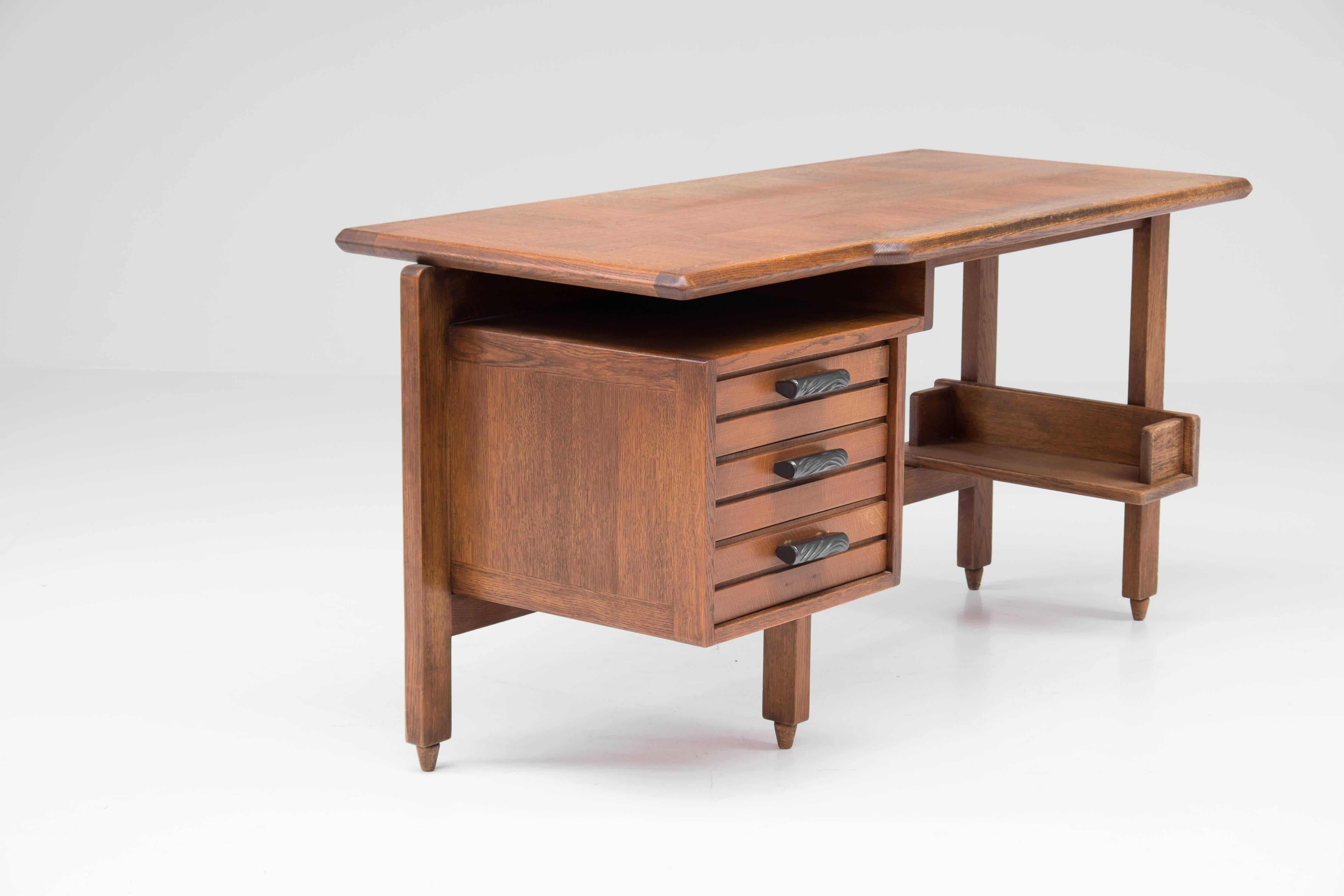 Guillerme et Chambron desk in oak with ceramic drawer pulls for Votre Maison, French, 1960s

Including three Guillerme et Chambron chairs in oak.