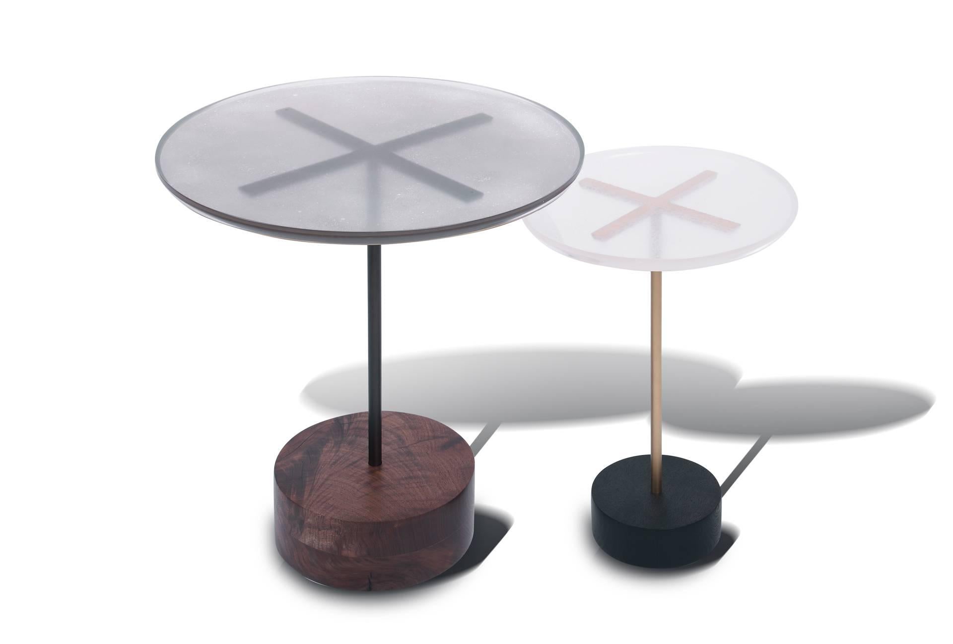 Les tables d'extrémité Stella, d'un chic sans effort, sont dotées d'un plateau en Lucite, poudre métallique et résine époxy et d'une base en bronze et noyer. À la fois ludiques et sophistiquées, ces tables méticuleusement conçues s'adaptent à tous