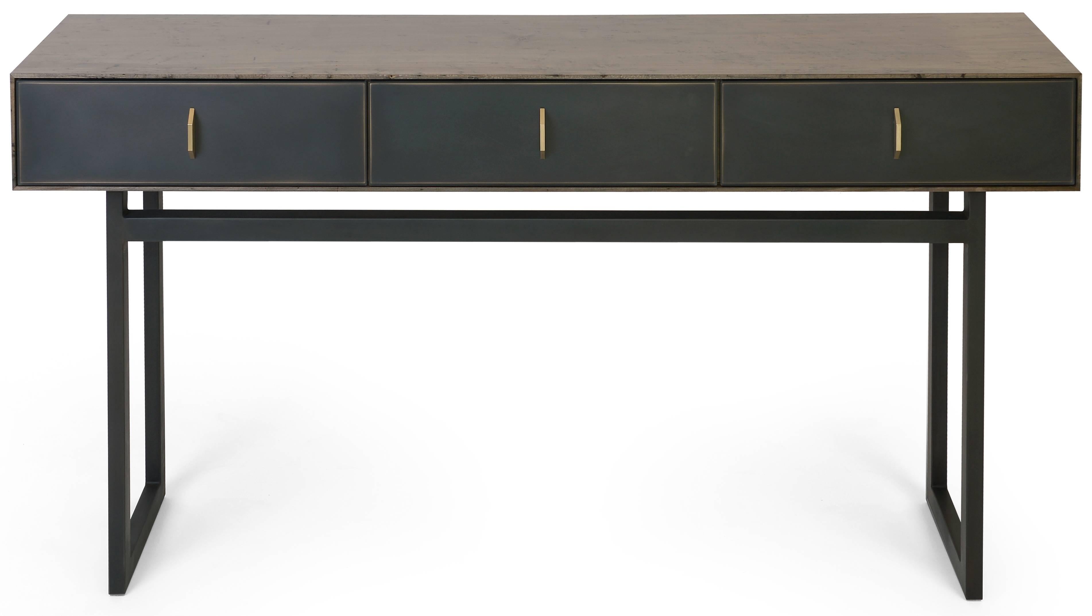 Le mélange harmonieux des matériaux met en valeur la beauté de cette console Gotham. La console est composée d'un riche bois d'érable Ambrosia oxydé, d'un cadre en acier noirci, de trois tiroirs en résine époxy avec doublure en cuir noir et de