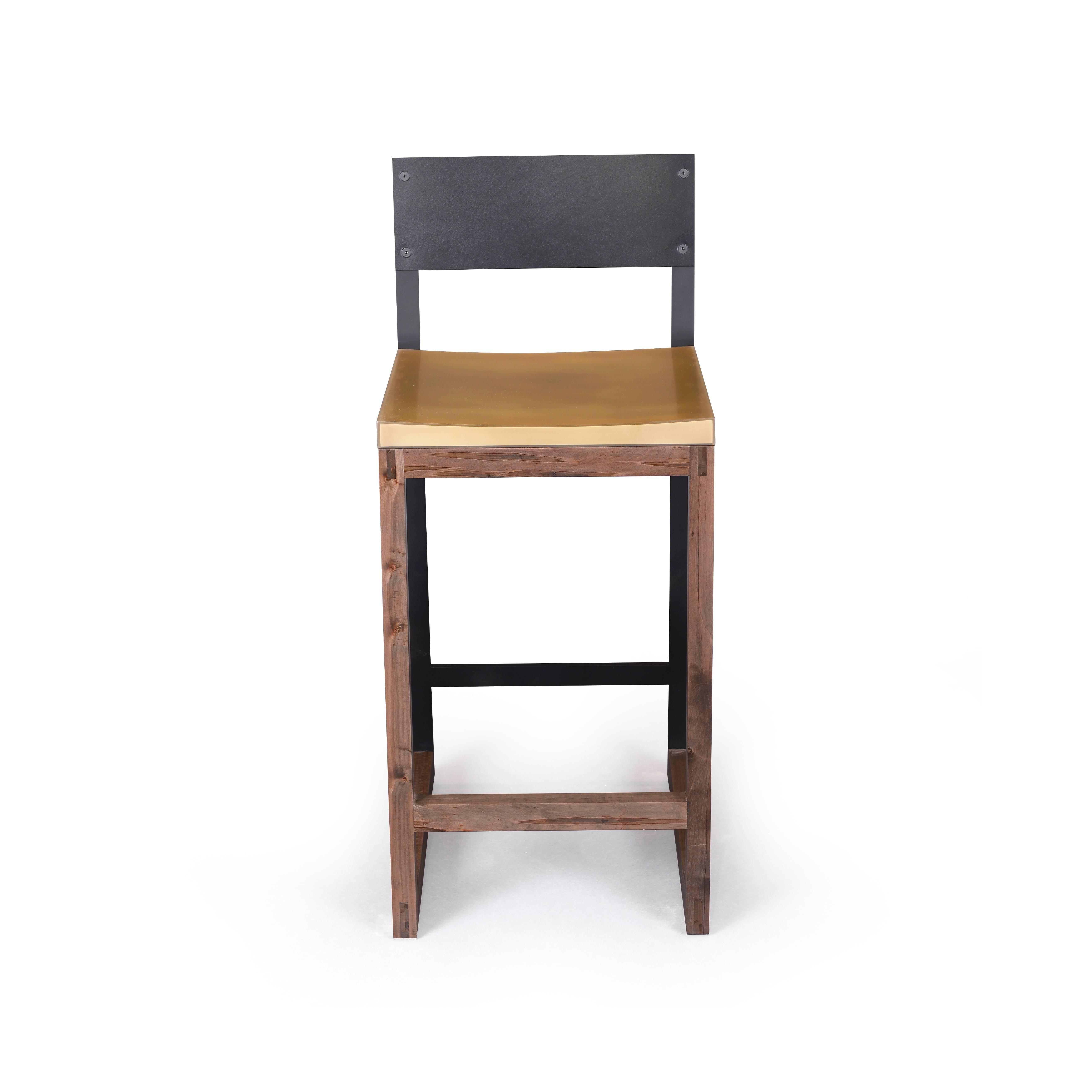 Le design épuré du tabouret gotham présente un siège en résine époxy de couleur bronze, un dossier en cuir souple noir laminé et une base en érable ambrosia oxydé. La résine est extrêmement lisse et non poreuse, ce qui en fait une surface idéale