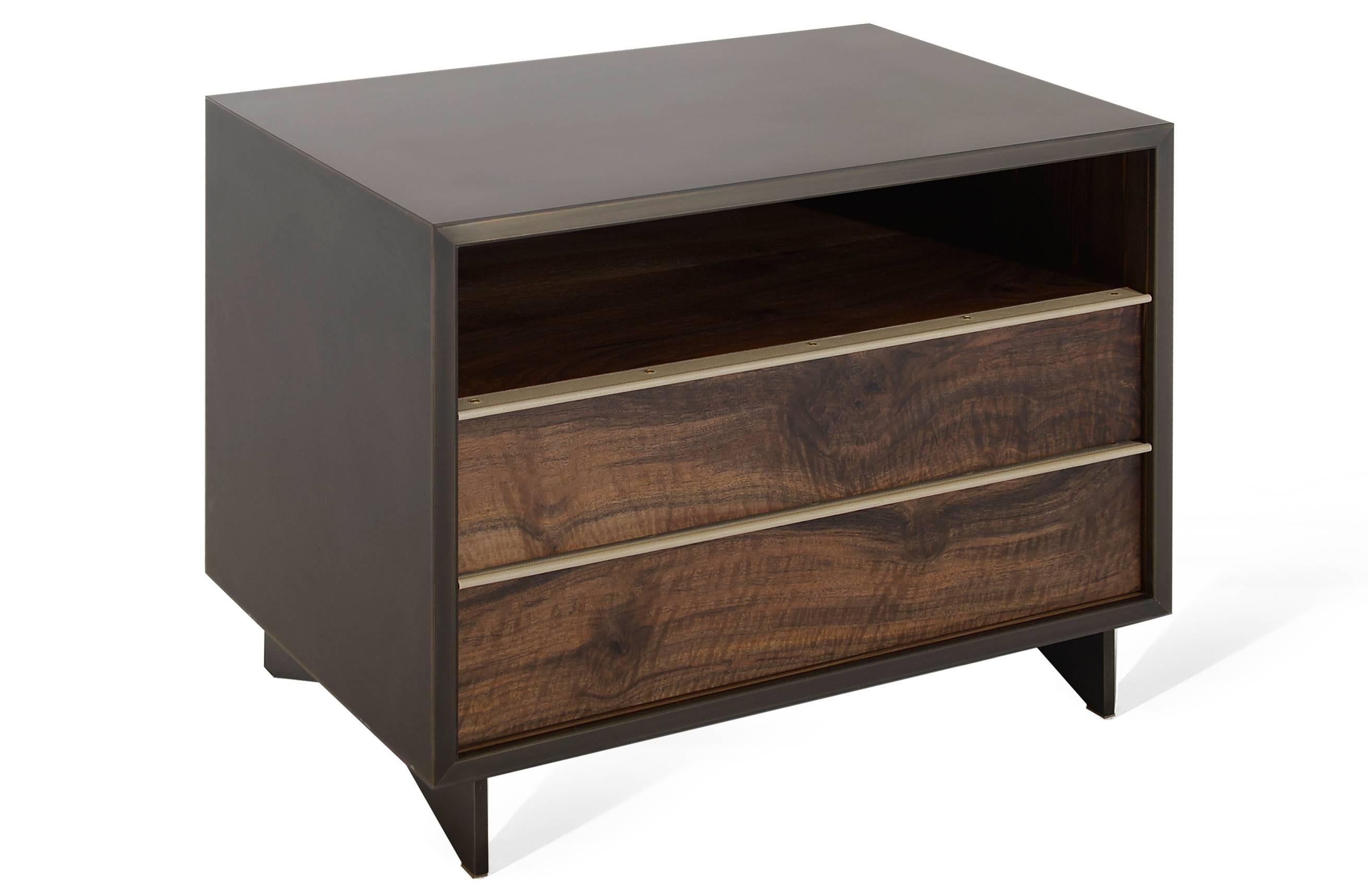 Moderne Table d'appoint personnalisable Tompkins en métal, résine, bois et cuir en vente