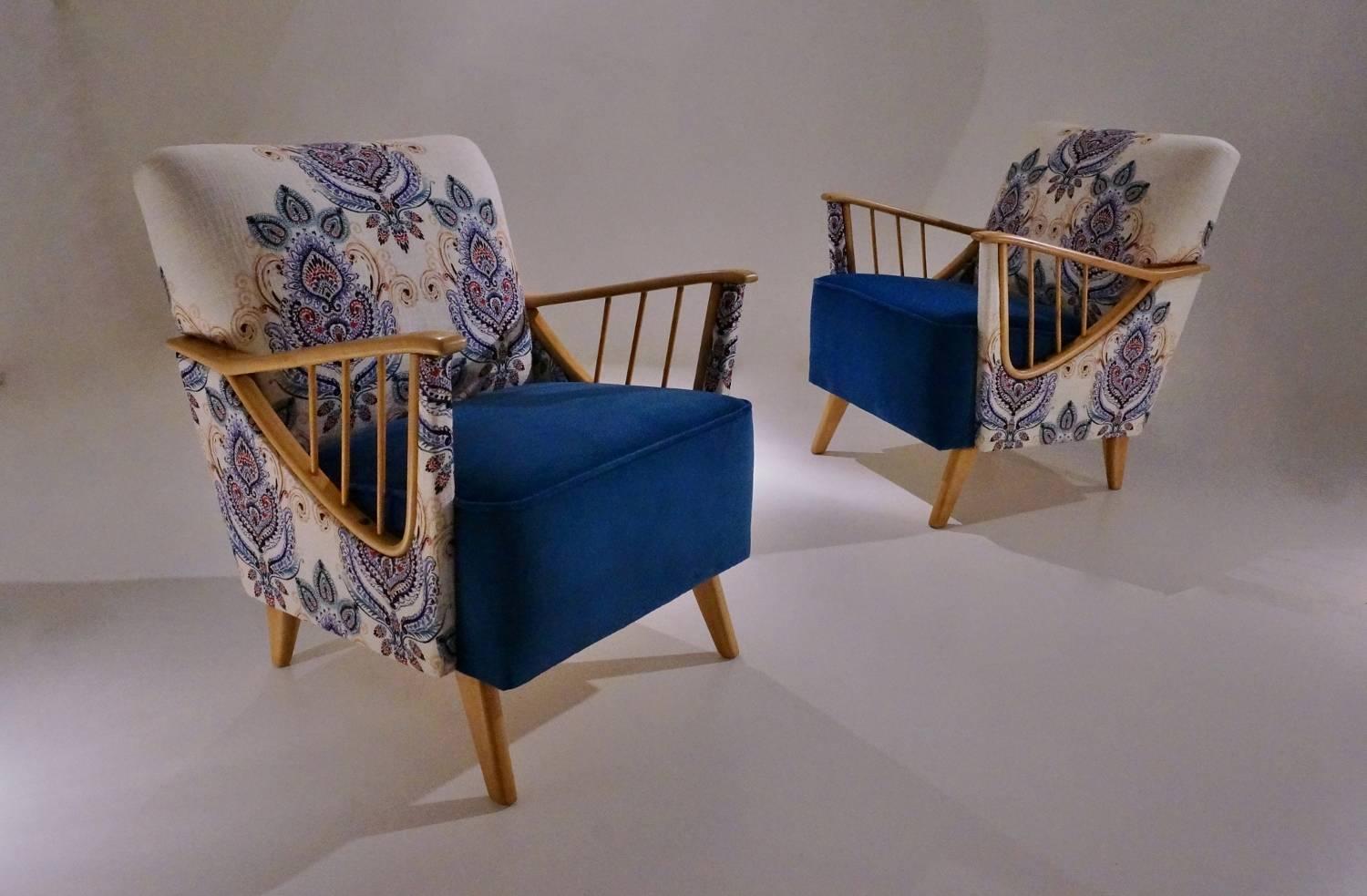 Ercol Windsor armchairs, a pair, newly upholstered, circa 1950s, English.

Both vintage armchairs have been beautifully restored; newly reupholstered and the wooden arms and legs re-polished.

This pair of 1950s armchairs attributed to Lucian
