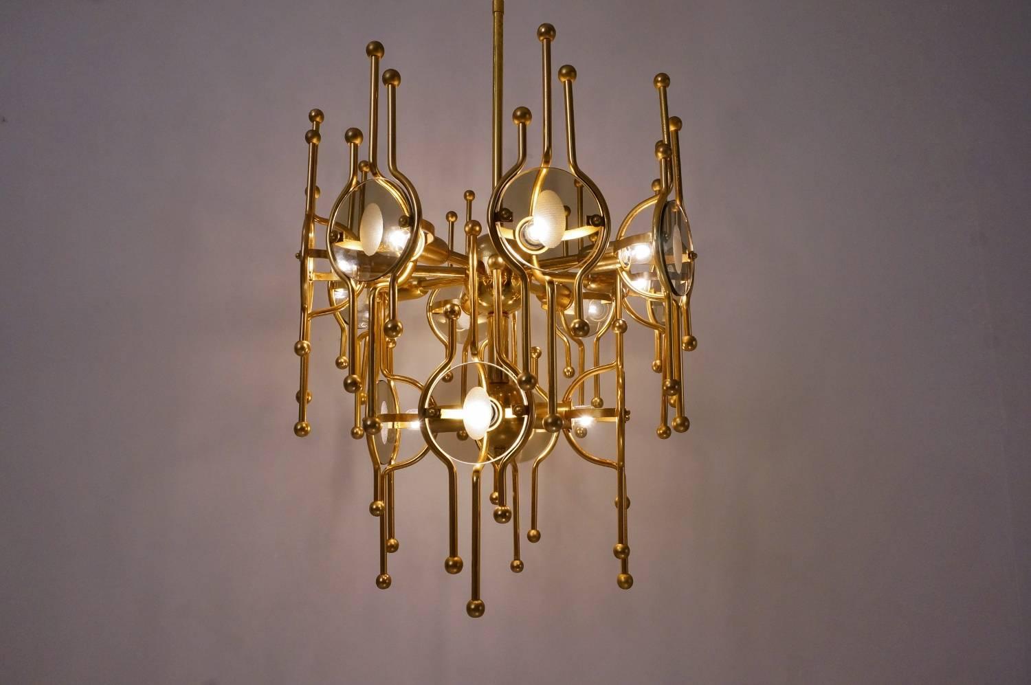 Sciolari chandelier large twelve lights in gold gilt and smoked etched glass, circa 1970s, Italian.

Thoroughly cleaned respecting the vintage patina; newly rewired, in full working order and ready to install. Light bulbs included.

This large