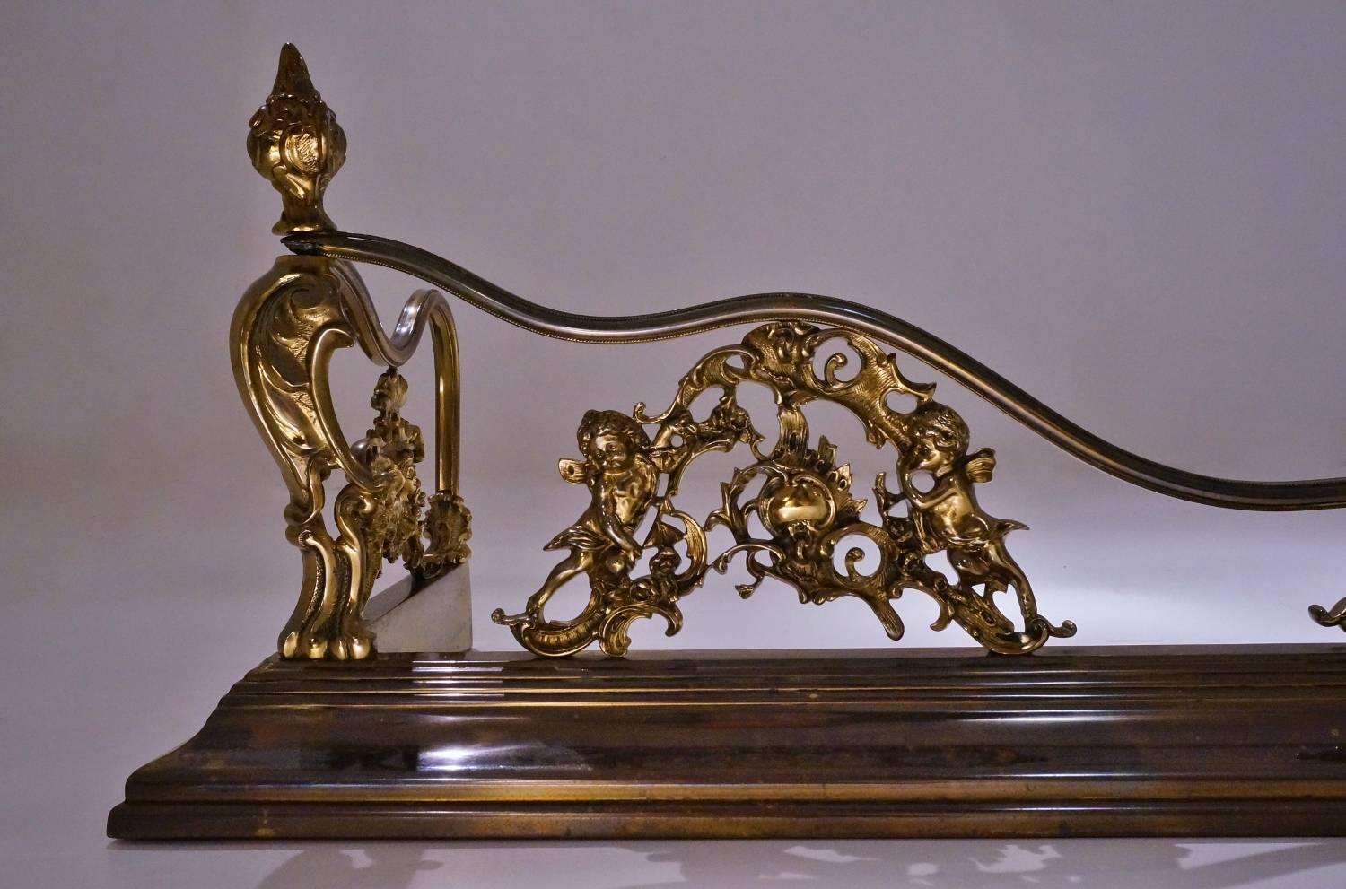Brass fire fender Art Nouveau, circa 1900s, French.

Thoroughly cleaned respecting the original patina.

This quality cast solid brass fire fender is decorative with its undulating curves and design elements from the earlier baroque period. In