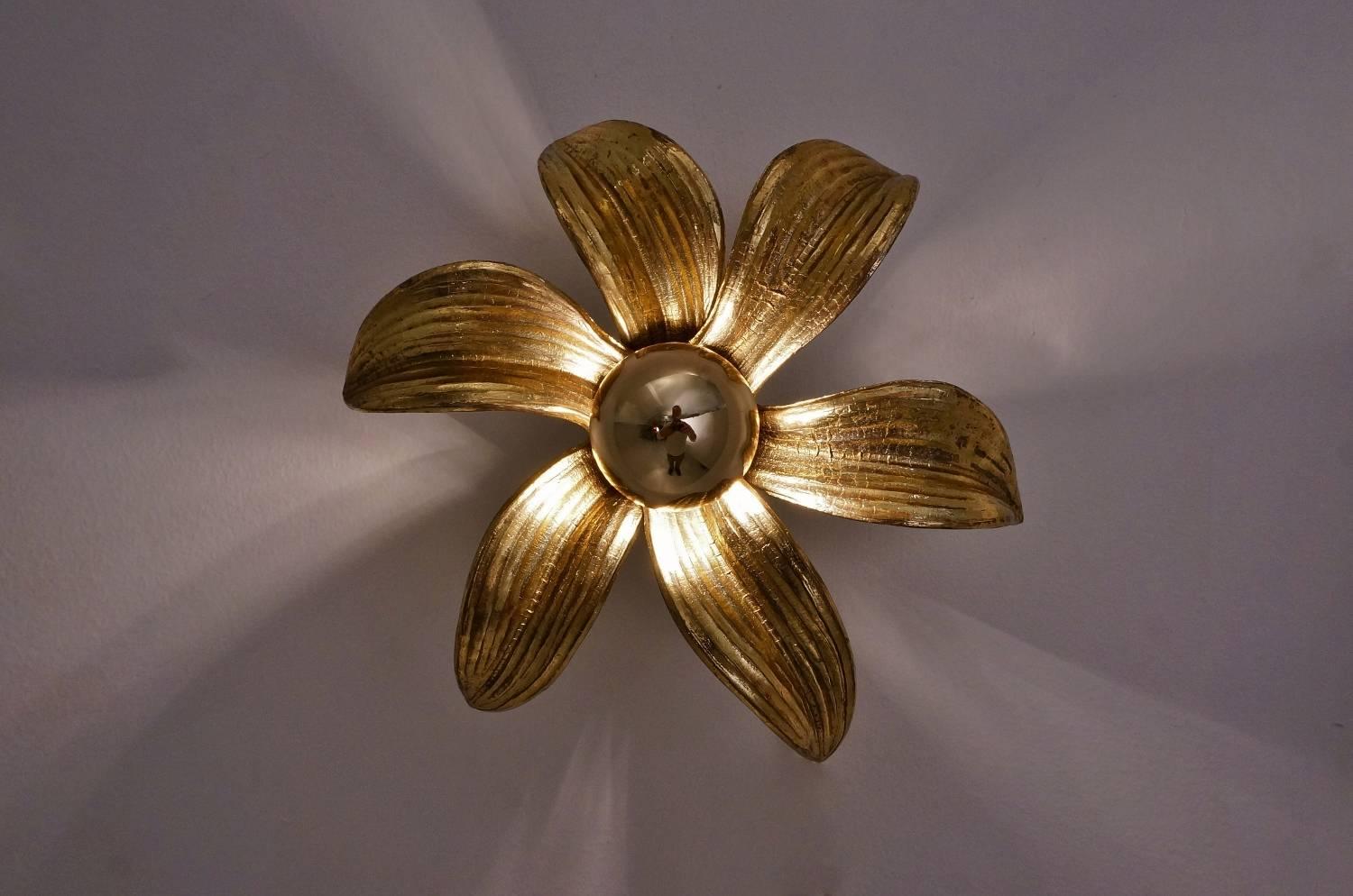 Willy Daro style brass flower wall light by the Belgian company 'Massive Lighting,' circa 1970s.

Thoroughly cleaned respecting the vintage patina. Newly rewired, earthed, in full working order & ready to install. Light bulb included.

This