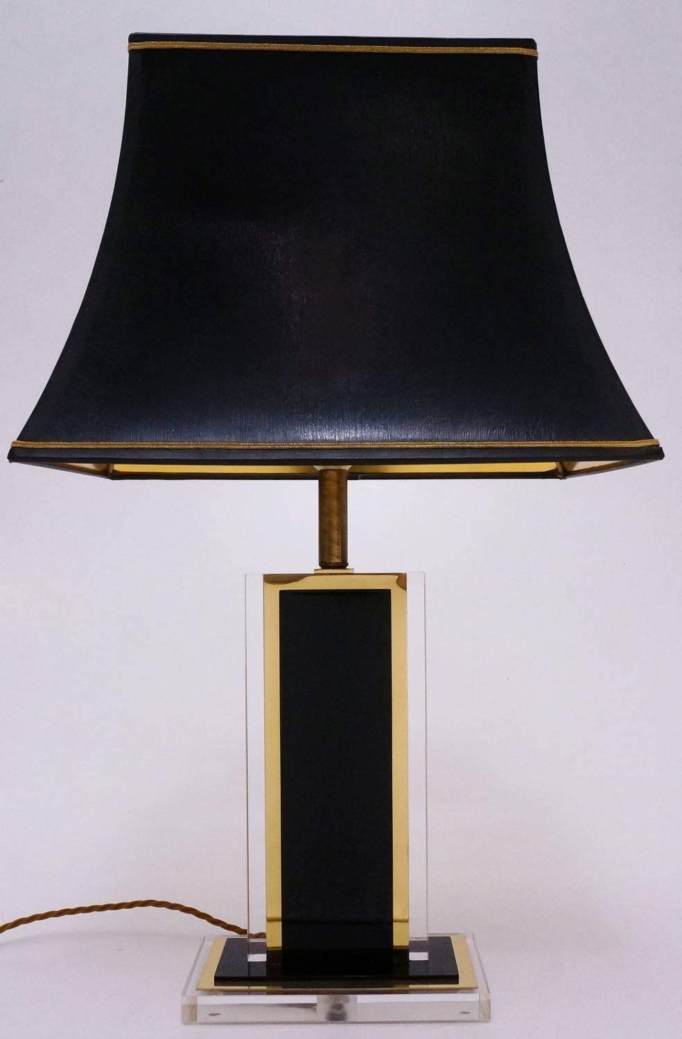 Romeo Rega Lucite and brass table lamp, circa 1970s, Italian.

This lamp has been thoroughly cleaned respecting the vintage patina. Newly rewired and earthed with new brass lamp holder, gold toned silk cable, new plug and new black cord switch.