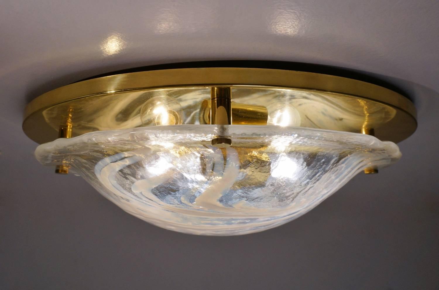 Murano art glass large flush light with a solid brass base by Hillebrand Lighting, circa 1970s, German. The brass base is finished with an elegant polished effect.

Thoroughly cleaned respecting the vintage patina. Newly rewired, earthed, in full