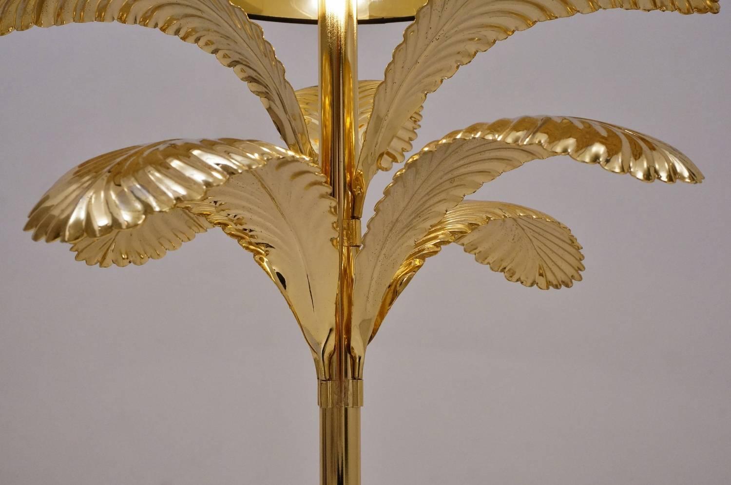 Palm tree table lamp in the style of Hans Kögl, circa 1980s, German.

This lamp has been thoroughly cleaned respecting the vintage patina. It has been newly rewired and earthed with new brass lamp holder, gold toned silk cable, new black plug and