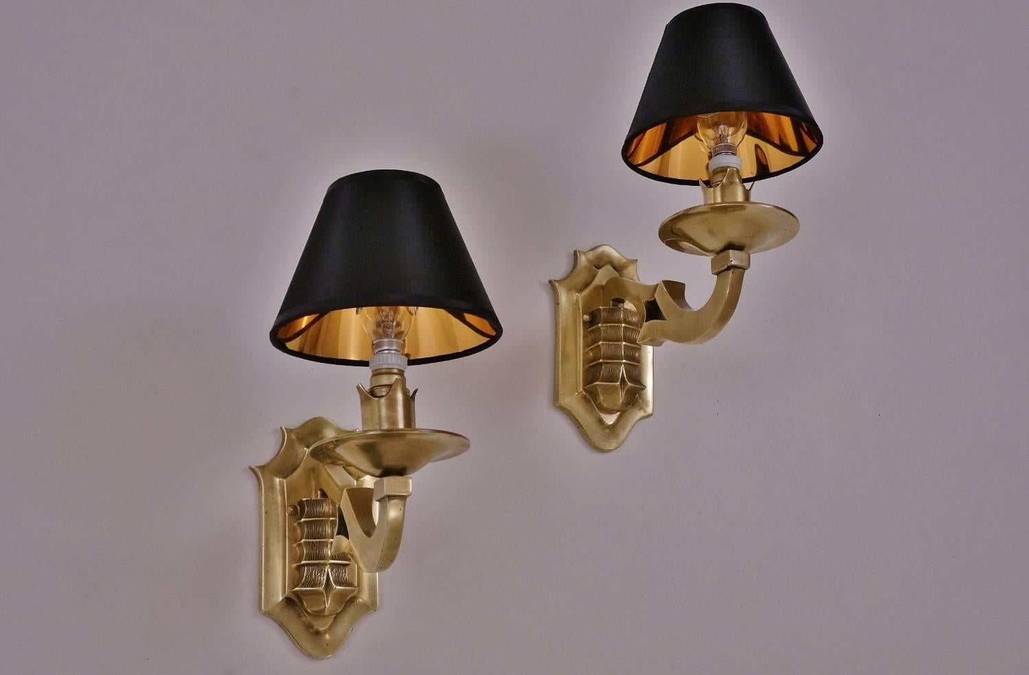 Maison Baguès wall lights, quality bronze casting in the chinoiserie style, circa 1970s, French.

Thoroughly cleaned, fully rewired, in full working order and ready to use. Light bulbs included.

These quality cast bronze wall lights have a