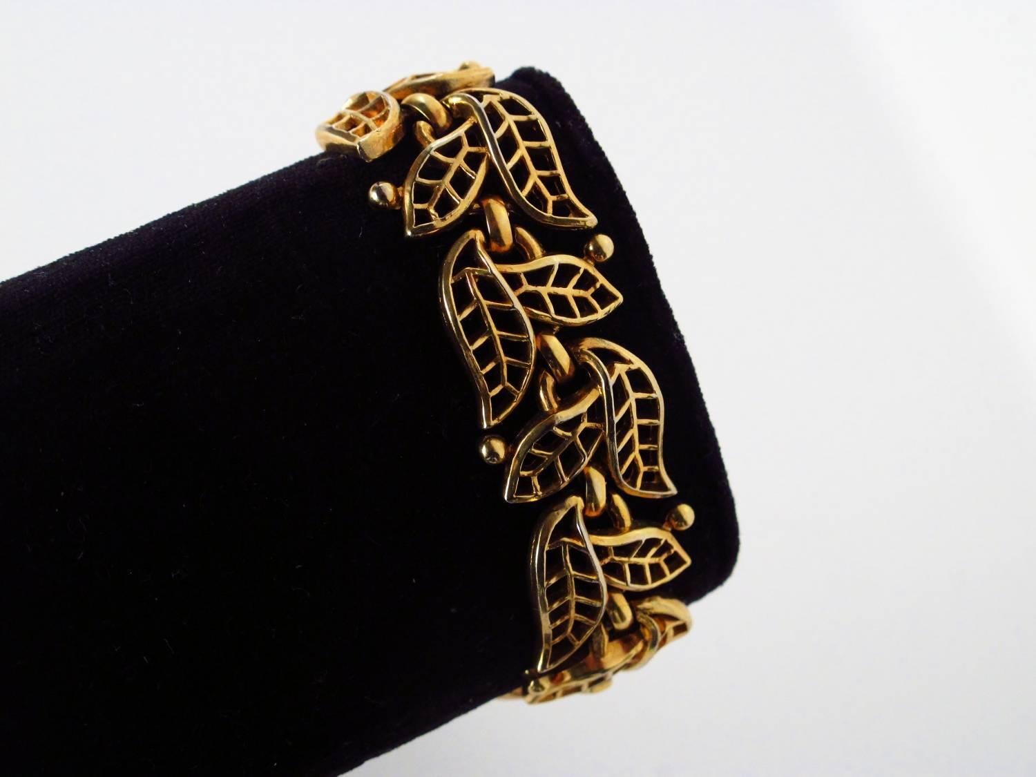 Mid-Century Modern Trifari Vintage 'Golden Laurel' Gold Tone Necklace, Bracelet and Earrings For Sale