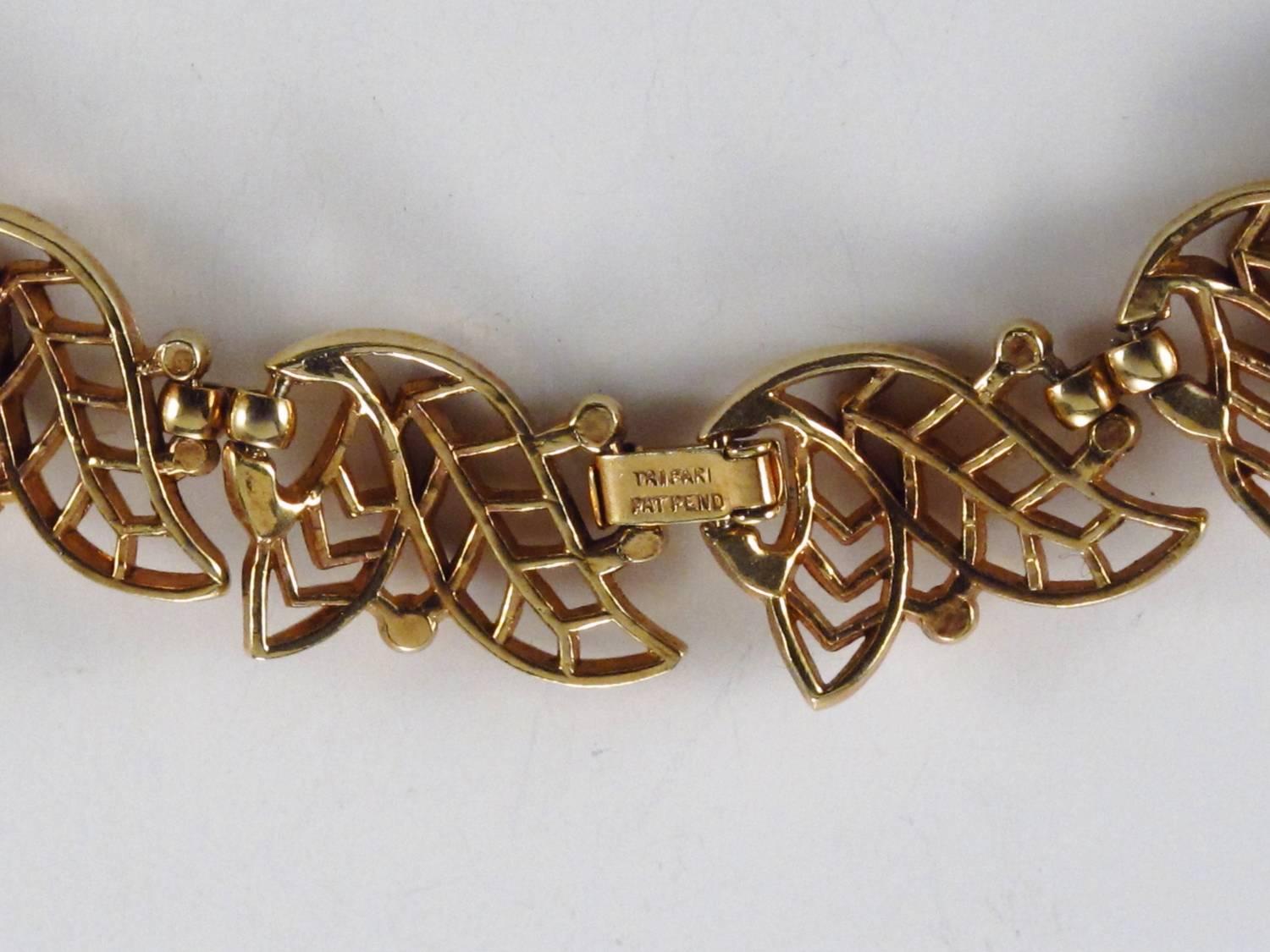 Trifari Vintage 'Golden Laurel' Gold Tone Necklace, Bracelet and Earrings In Good Condition For Sale In London, GB