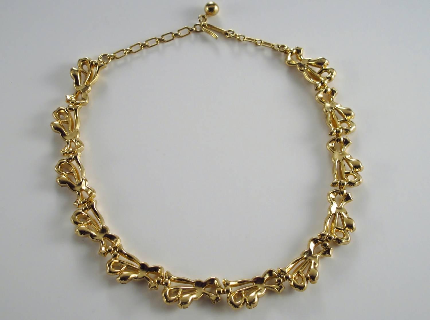 Trifari Vintage Bow with Rhinestones Gold Tone Necklace circa 1950s, American In Excellent Condition For Sale In London, GB