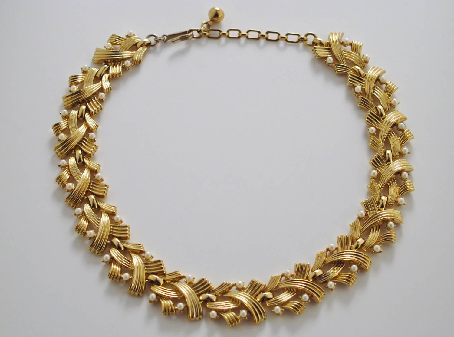 Trifari vintage pearl on gold tone necklace circa 1950s, USA. Vintage faux pearls set in gold tone. 15