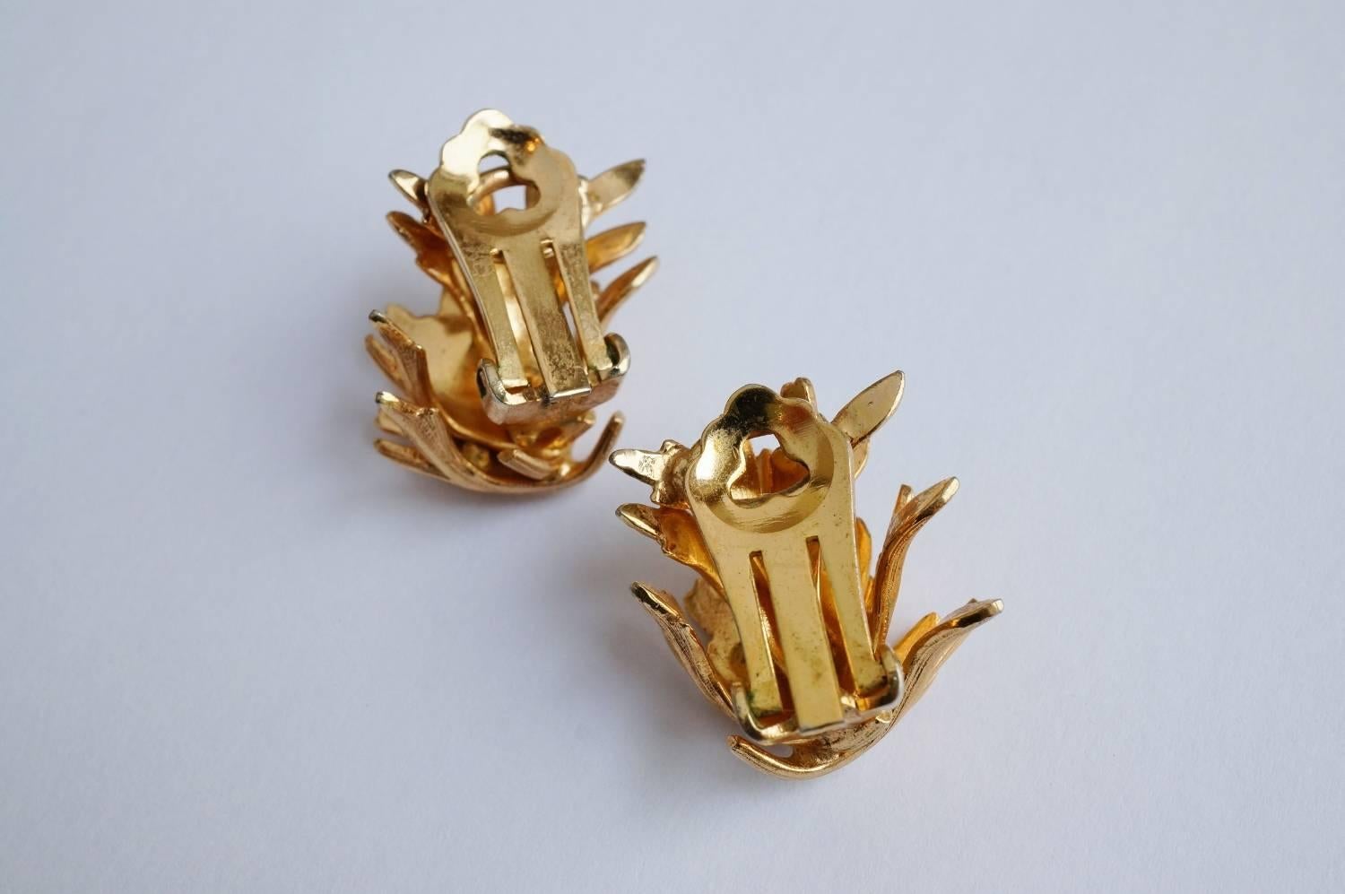 Grosse earrings leaf pattern, gilt, 1964, Germany.

These vintage Grosse earrings are clip ons which can be converted for pierced ears. Each is stamped on the back of the clip Grosse © 1964 Germany along with the Grosse logo. Excellent condition.