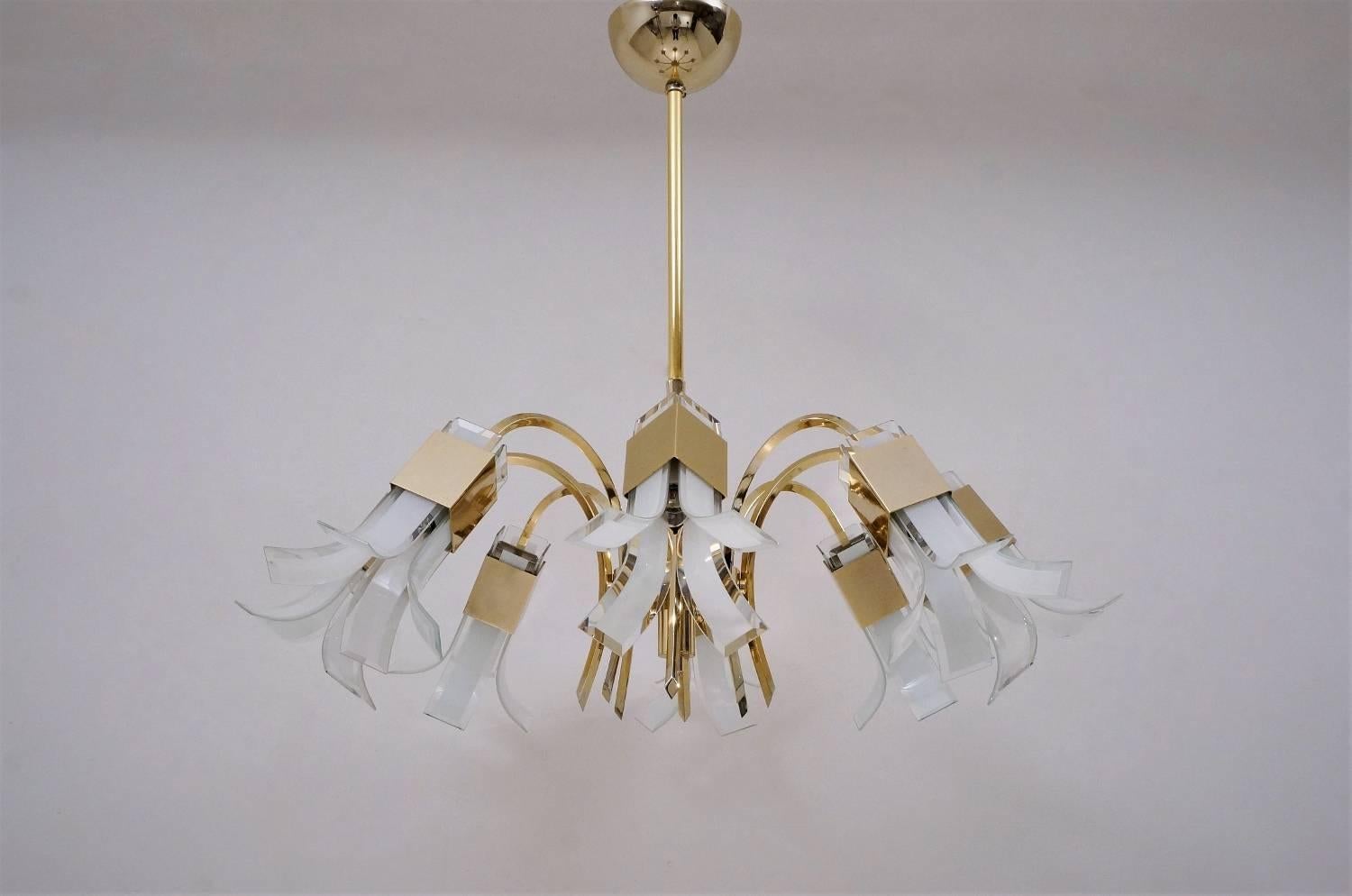 Sciolari gold chandelier with 32 glass petals, circa 1970s, Italian.

This vintage chandelier has been gently cleaned while respecting the antique patina. It is rewired, earthed and ready to install. It is possible to install this chandelier in