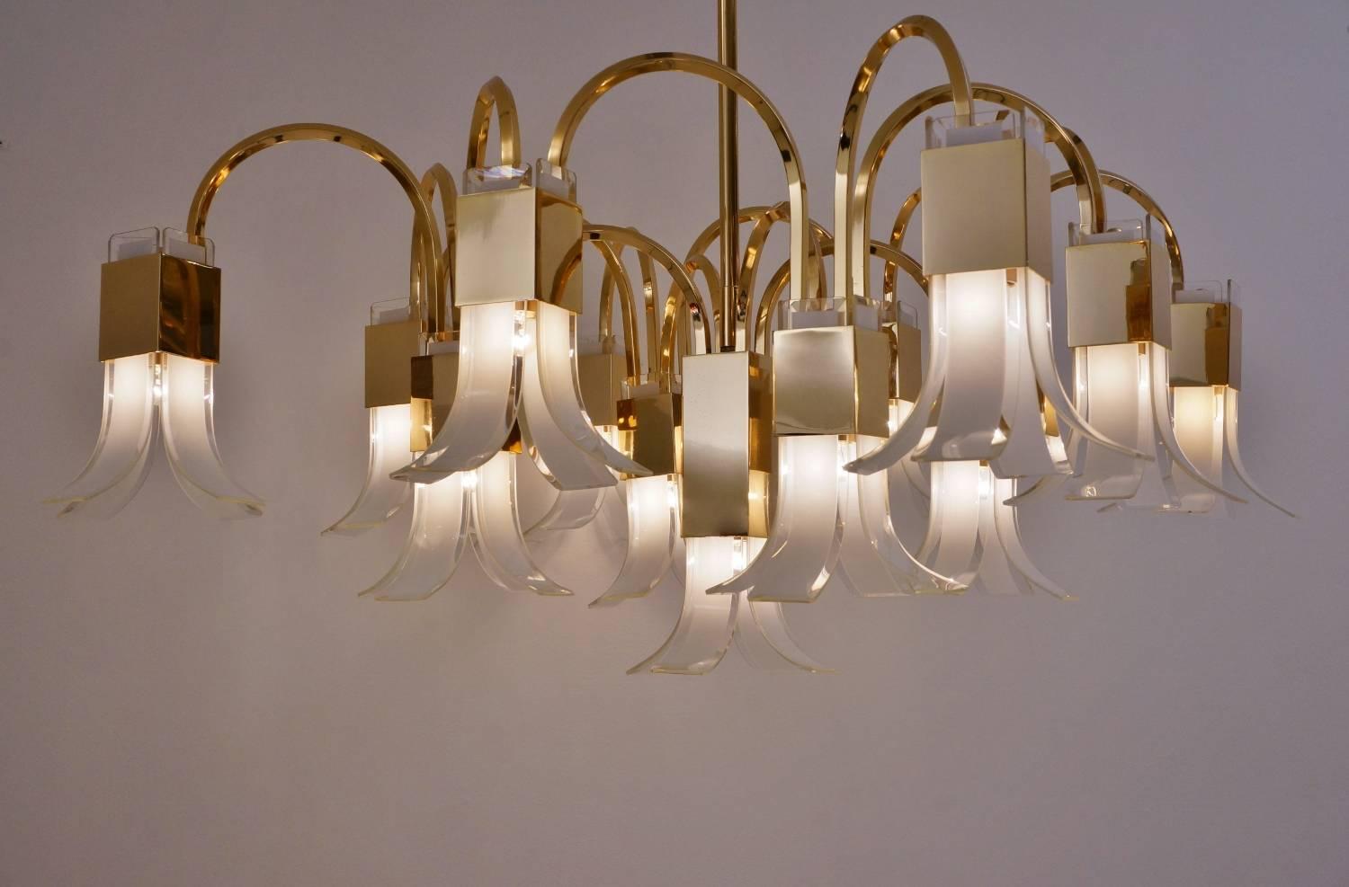 Sciolari Chandelier Cubic Gold-Plated with Glass Petals, circa 1970s, Italian In Good Condition In London, GB