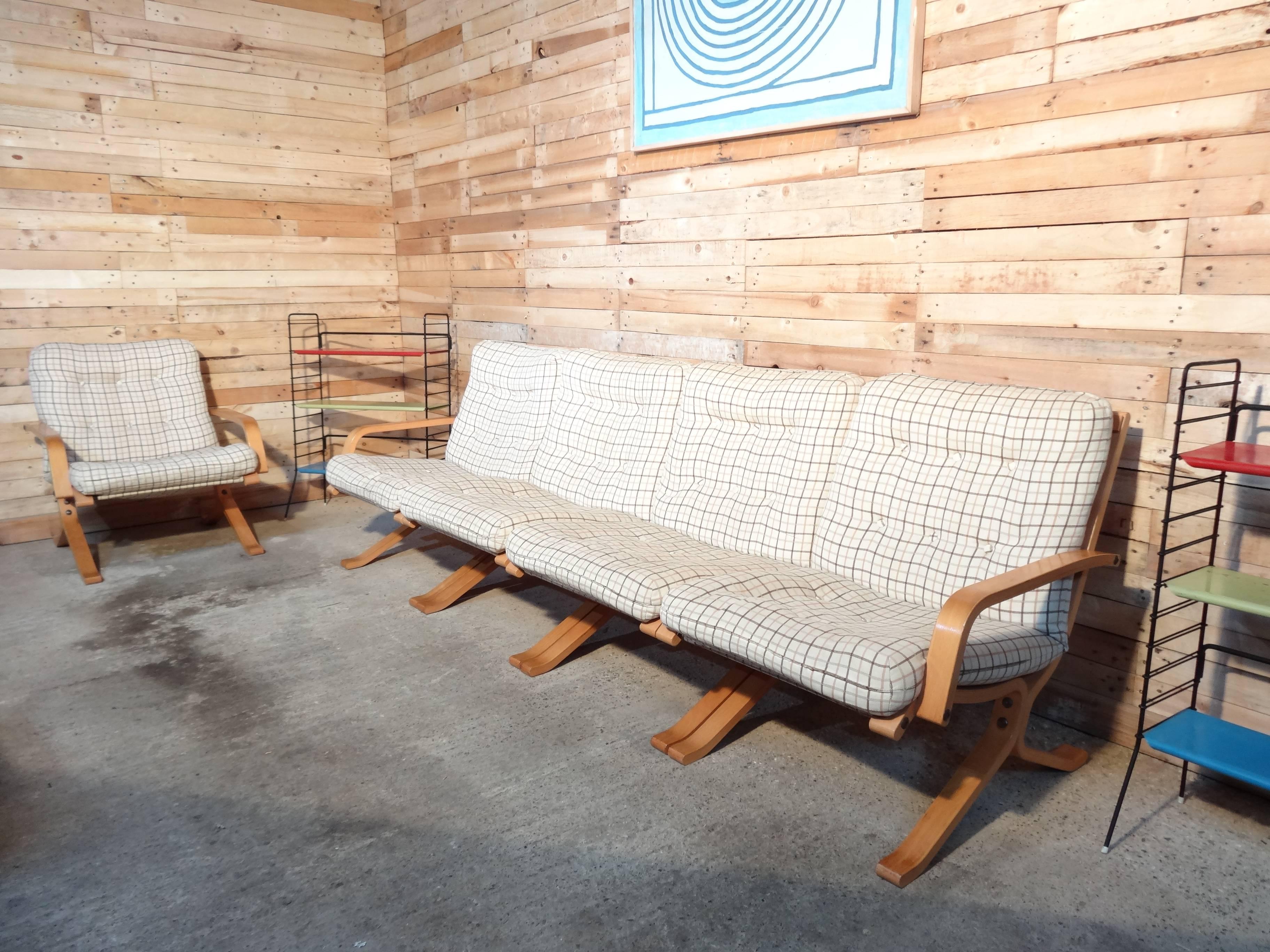 1960 rétro vintage original scandinave Ingmar Relling conçu bentwood inhabituel bois clair siesta quatre sièges canapé ou chaises recouvert d'un tissu rétro clair.

Ce canapé est très inhabituel et recherché, nous n'en avons pas vu d'autres à vendre