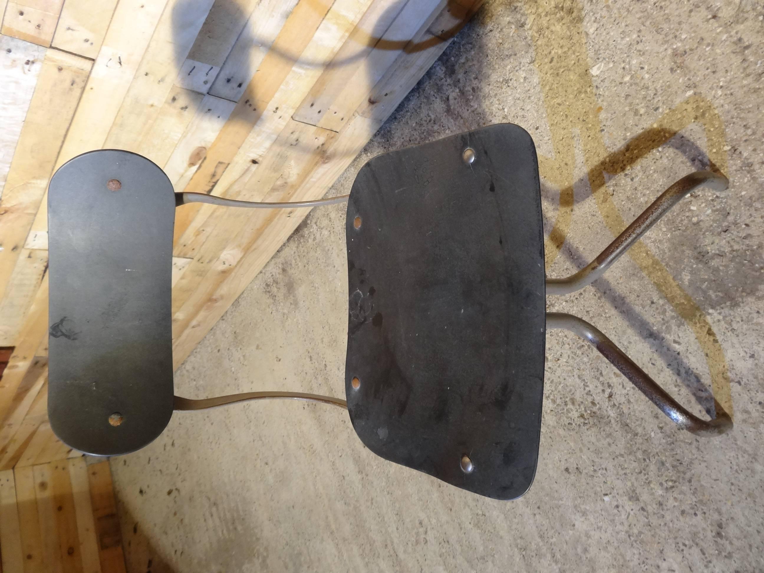 Acier Tan-Sad Chair Co. 1930s Industrial Metal Height Adjustable Sewing Stool (Tabouret de couture en métal réglable en hauteur) en vente