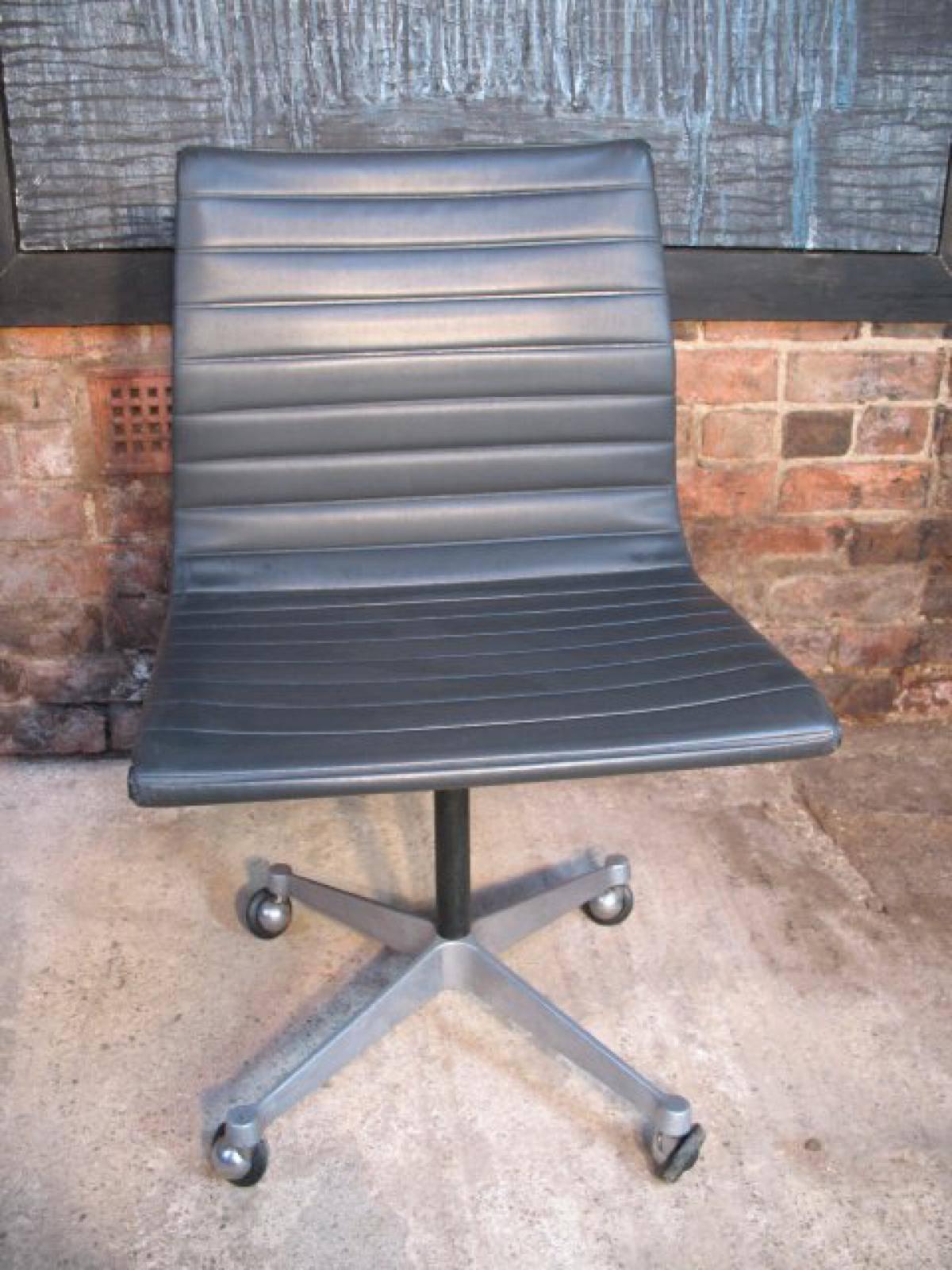 Mid-Century Modern Original Charles & Ray Eames / Miller Swivel Chair on Wheels Model EA 105, 1958