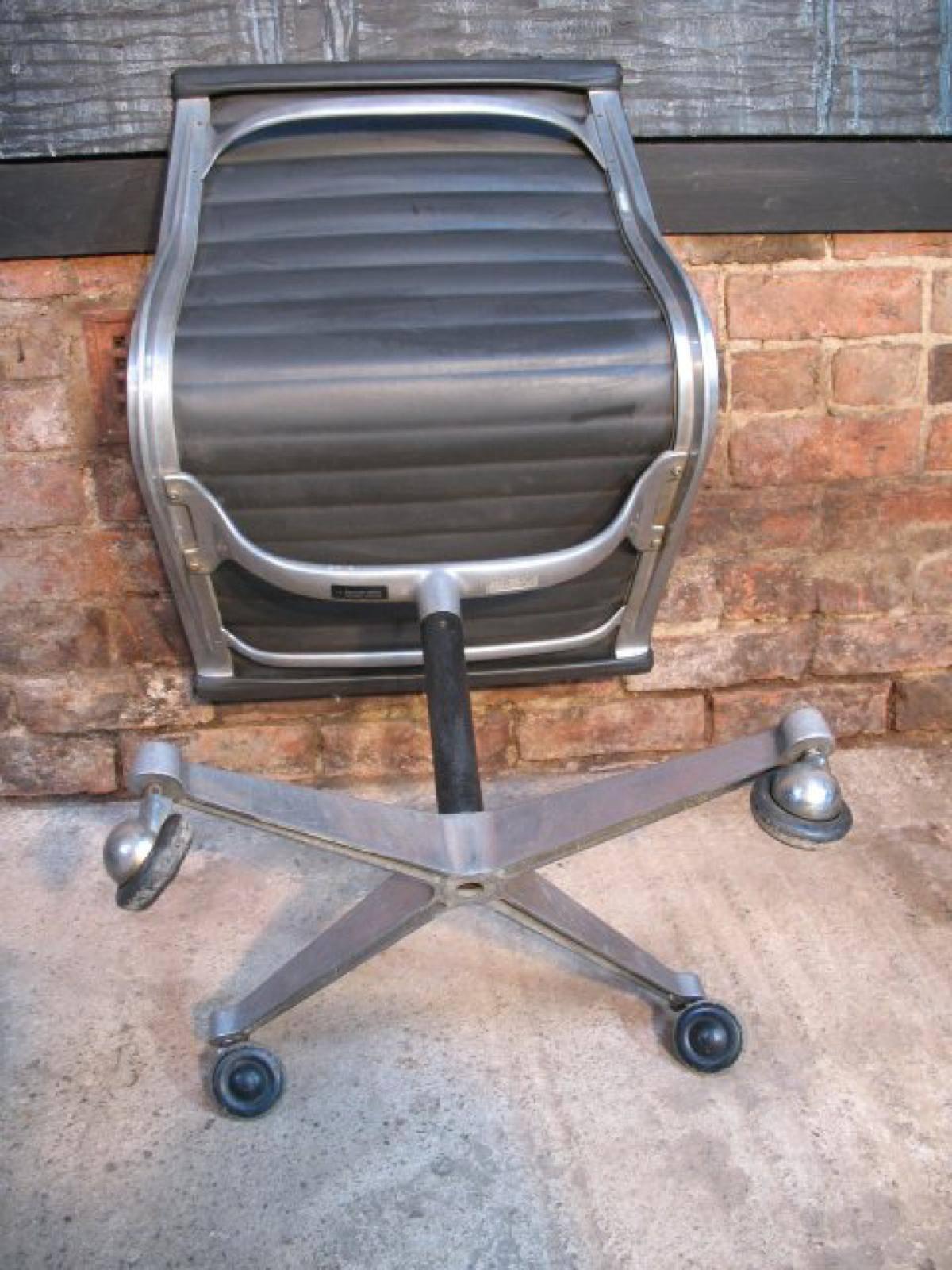 American Original Charles & Ray Eames / Miller Swivel Chair on Wheels Model EA 105, 1958
