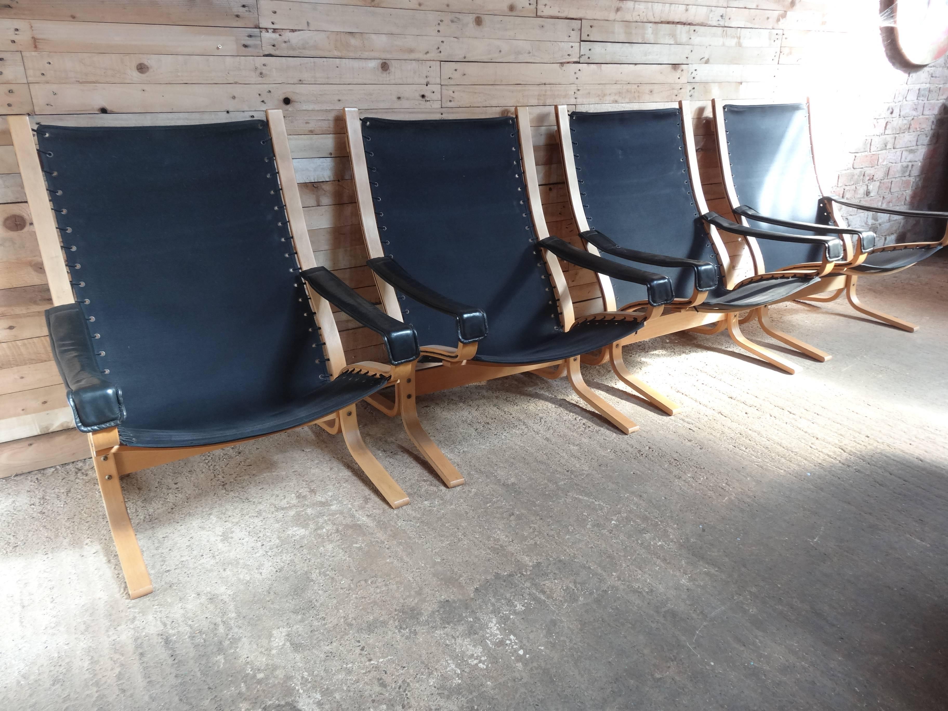 Retro Vintage original skandinavische Ingmar Relling entworfen Bugholz ungewöhnlich Licht Holz Siesta Sessel in einem schönen Retro schwarzen Stoff bezogen.

Maße des Stuhls (ungefähr): Sitzhöhe 44 cm, Rückenhöhe 99 cm, Tiefe 85 cm, Breite 73