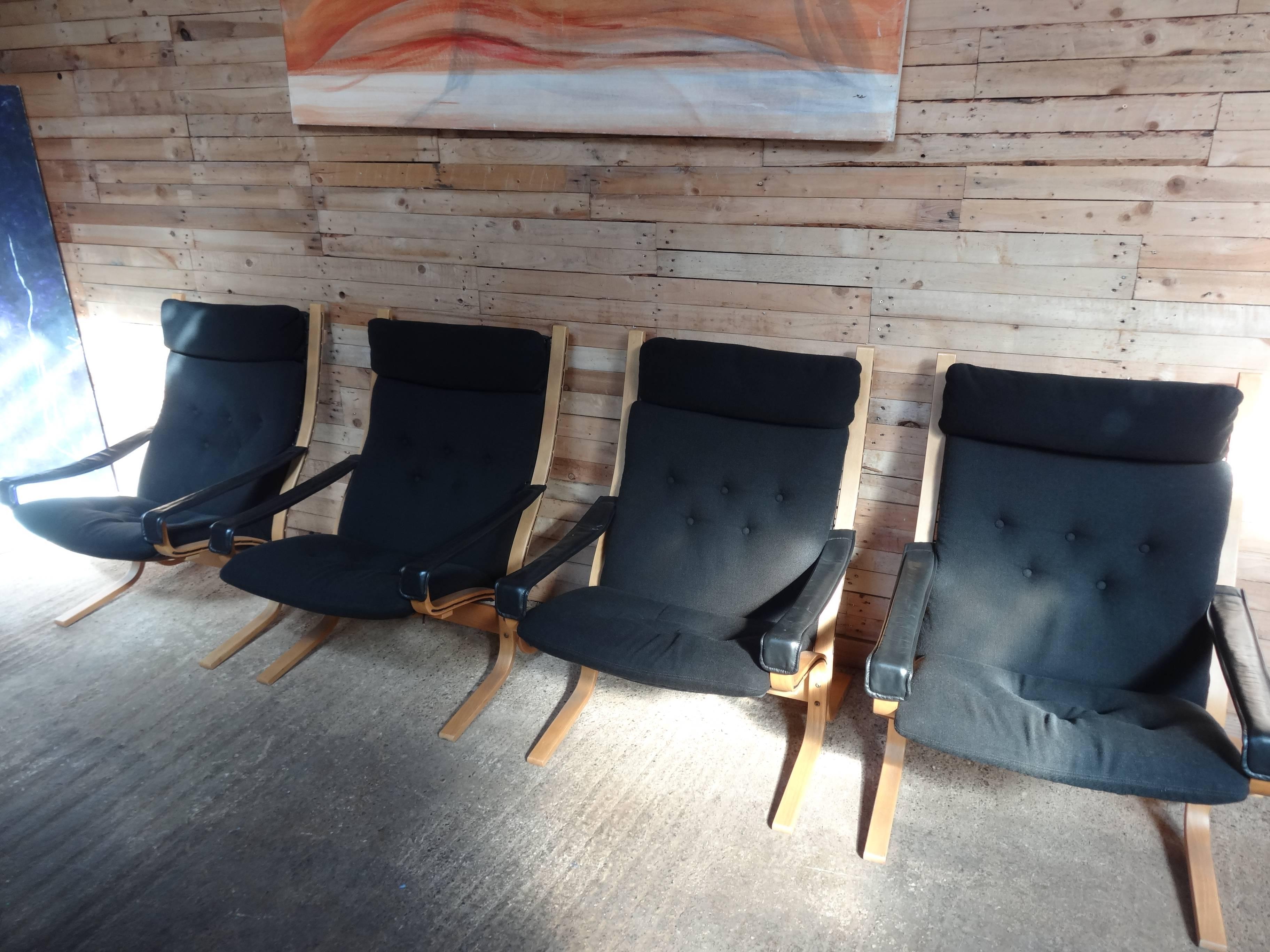 Se buscan sillas de siesta de madera curvada originales escandinavas de la época de Ingmar Relling Moderno de mediados de siglo en venta