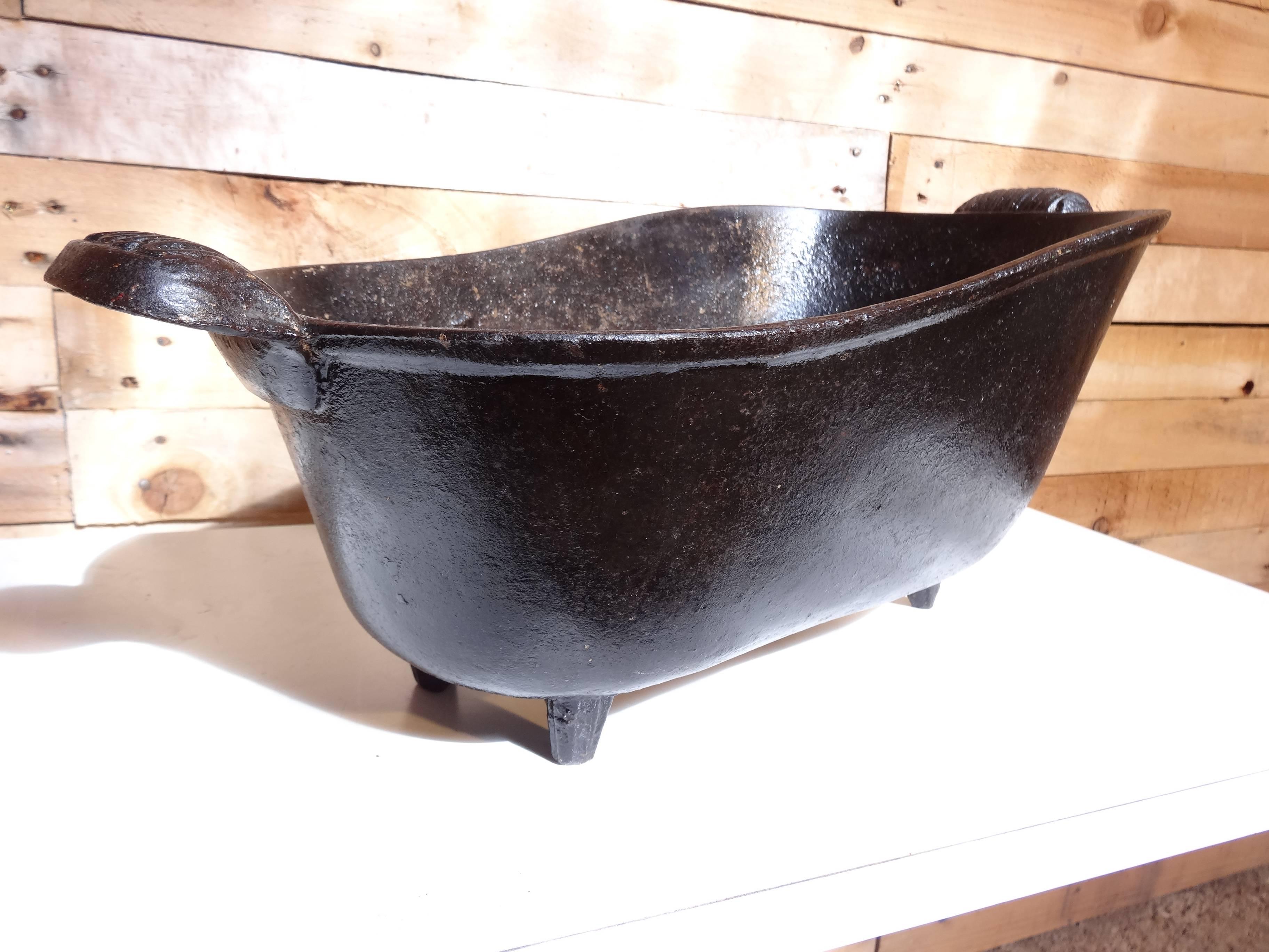 Victorian cast iron bath (mini).
Measures:
Height: 25 cm, depth: 26 cm, width: 57 cm.