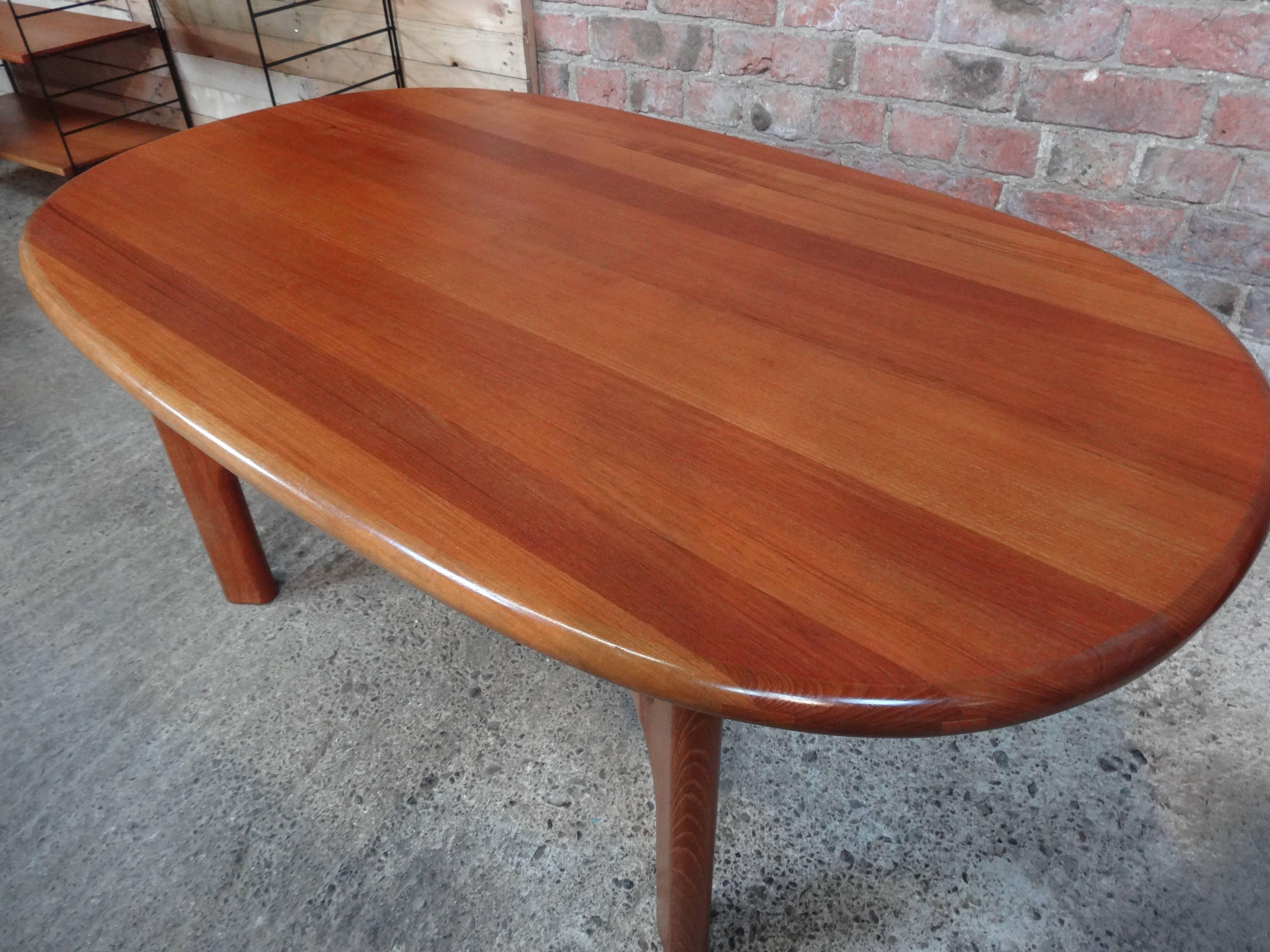 Mid-Century Modern Rare table basse ou table d'appoint en teck massif de style rétro moderne du milieu du siècle dernier de Dyrlund en vente