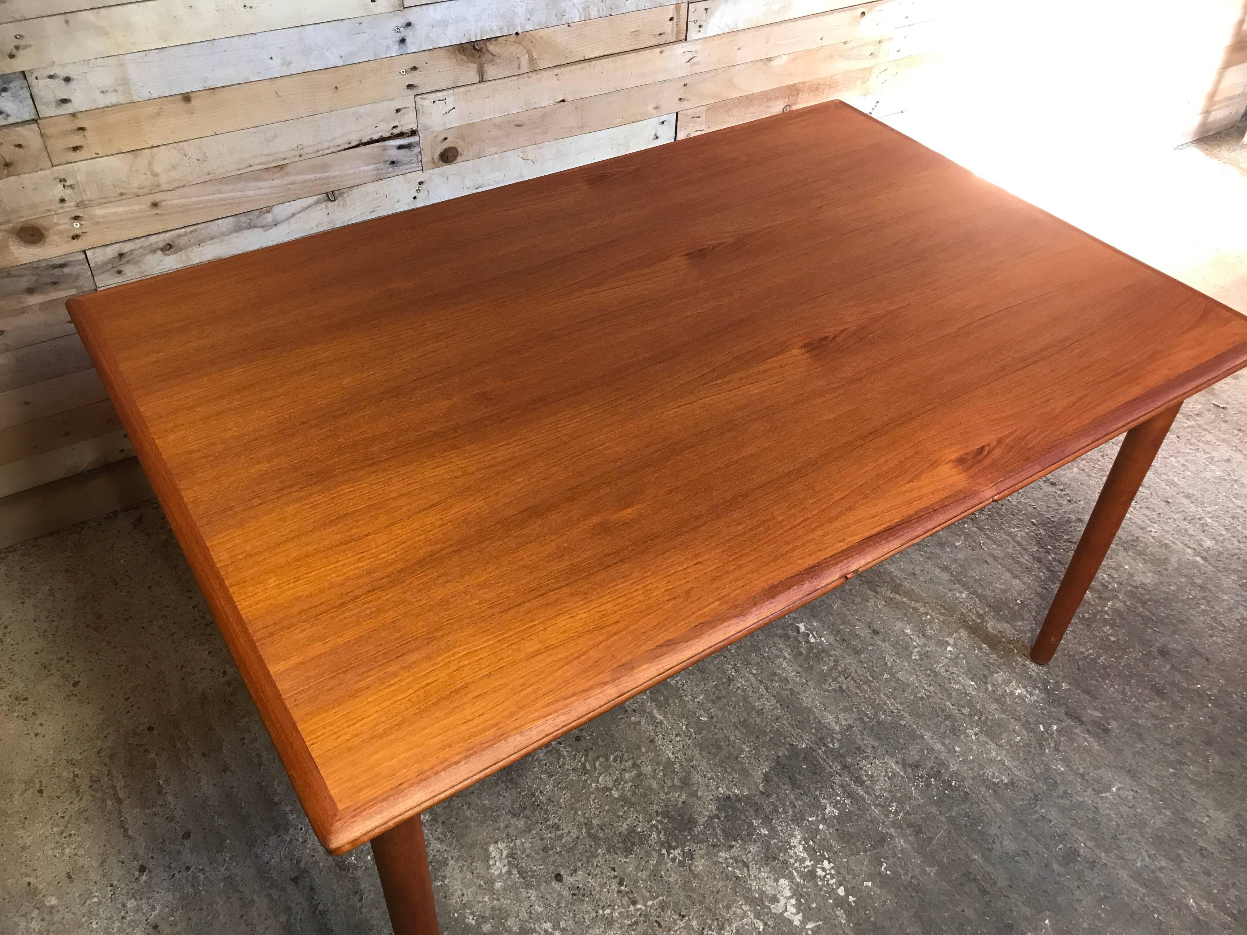 20ième siècle Jun Omann for Møbelfabrik A/S Table de salle à manger extensible en teck, rétro et rectangulaire des années 1960 en vente