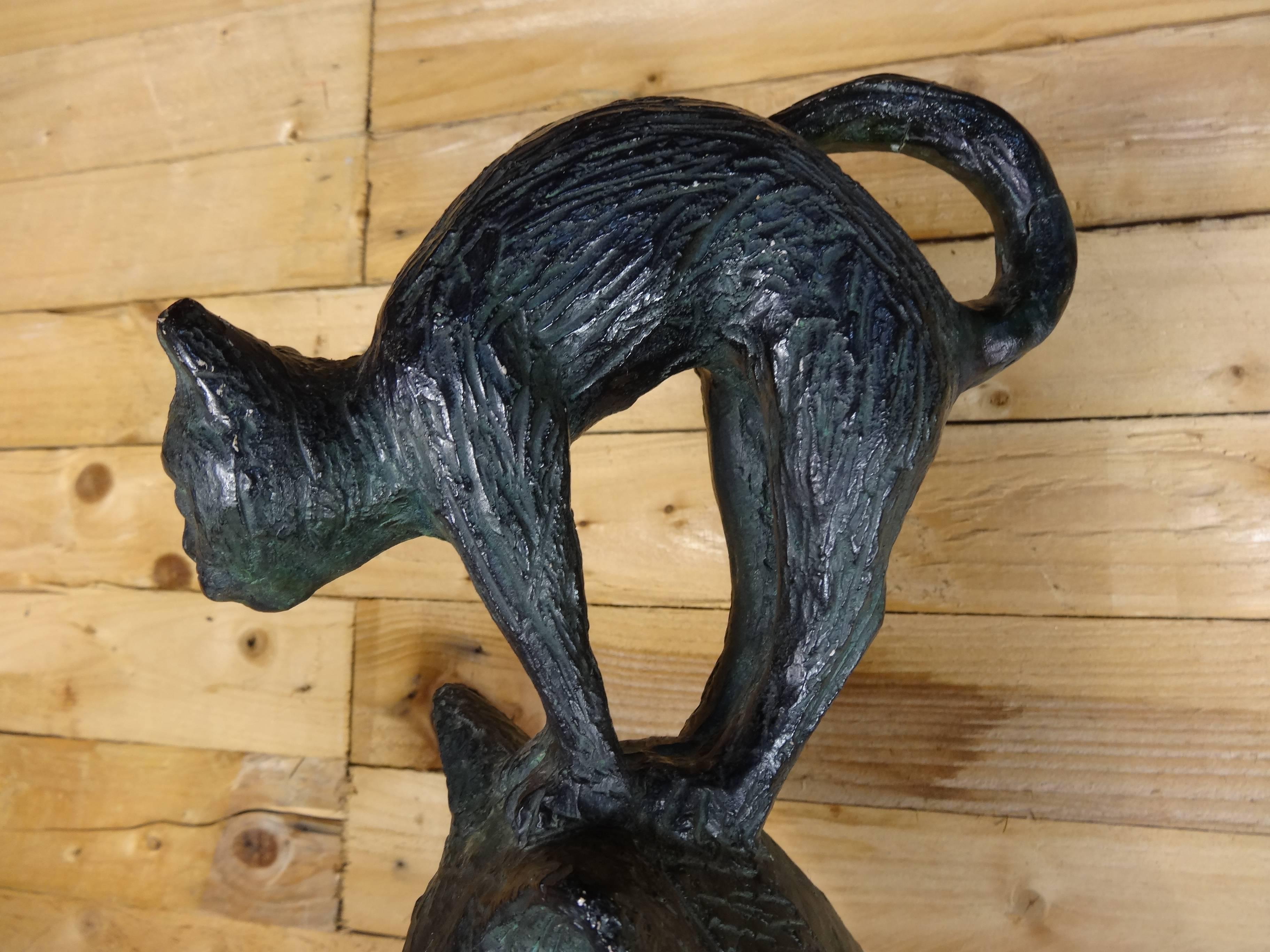 Grande sculpture de chats en plâtre datée de 1970, signée S. Djalazov Bon état - En vente à Markington, GB