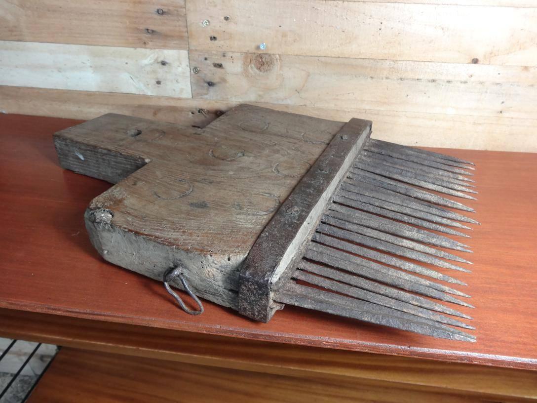 Outil ancien de rayure en flanelle du 17ème siècle pour la fabrication de lin Bon état - En vente à Markington, GB