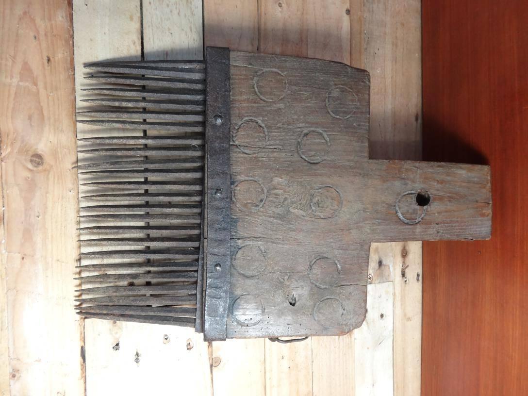 flachsabziehvorrichtung aus dem 17. Jahrhundert für die Leinenherstellung

Mit diesem Werkzeug wurde der Flachs gekämmt und geglättet, um ihn für das Spinnen vorzubereiten. Dabei werden die kurzen Fasern, die als Werg bezeichnet werden und für die