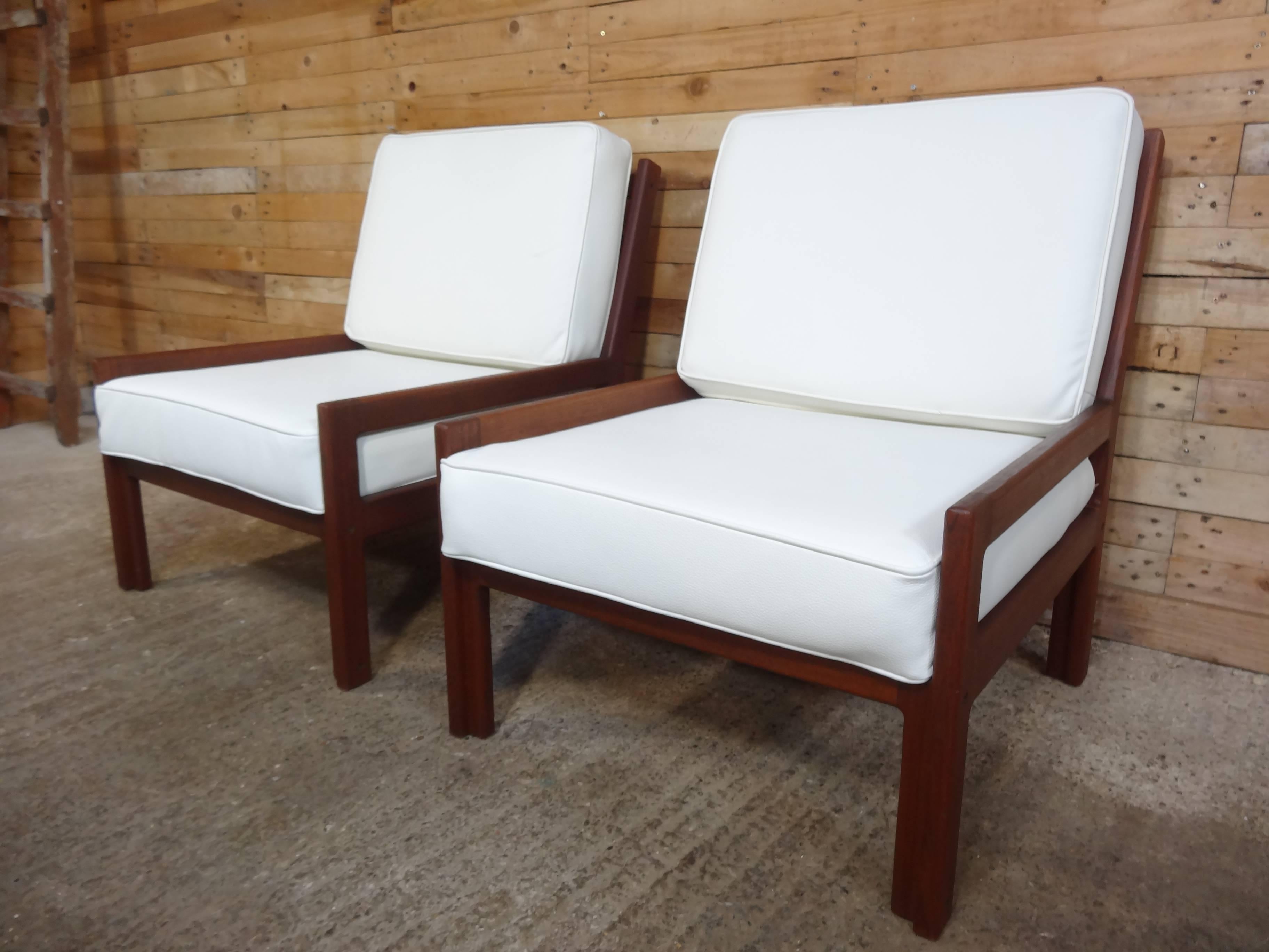 Lovely chairs newly upholstered in white Italian leather, clean minimal 1960s lines make for that Classic retro look. Lovely set of two of these minimalistic lounge chairs frame and leather are in very good vintage condition!
Measures:
Seat height