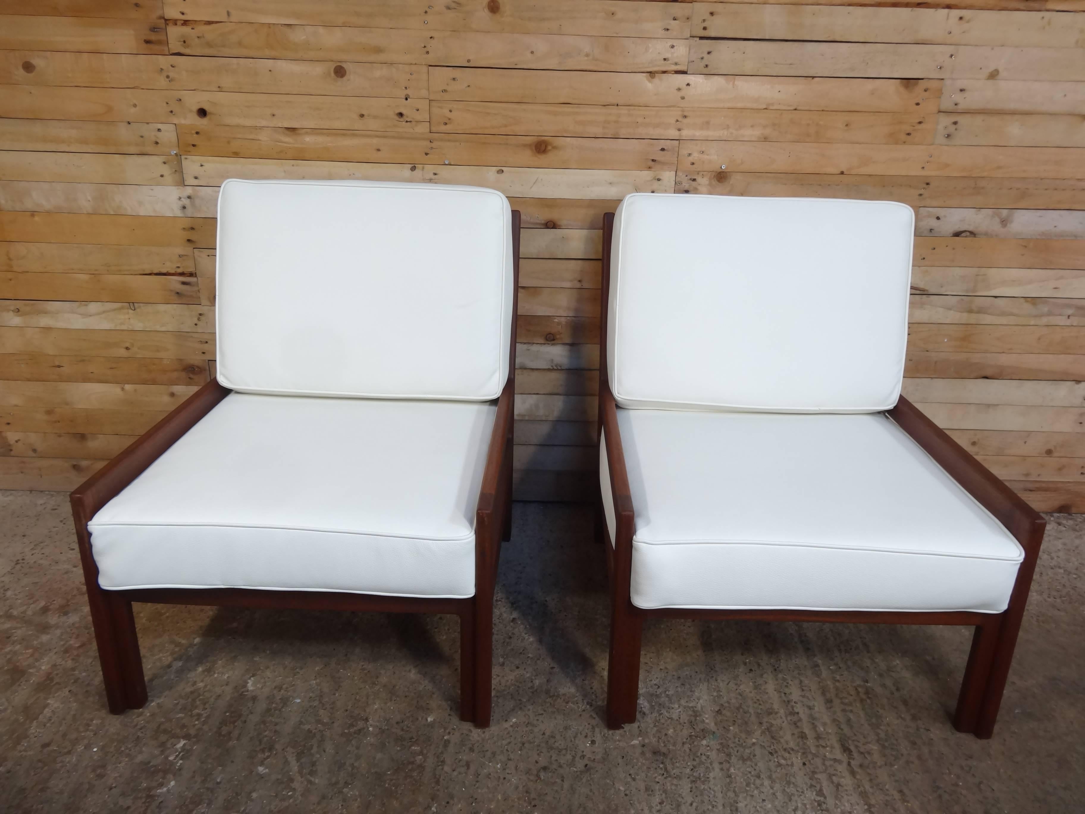 Mid-Century Modern Ensemble de fauteuils de salon rétro minimalistes en cuir blanc et teck, 1960 en vente