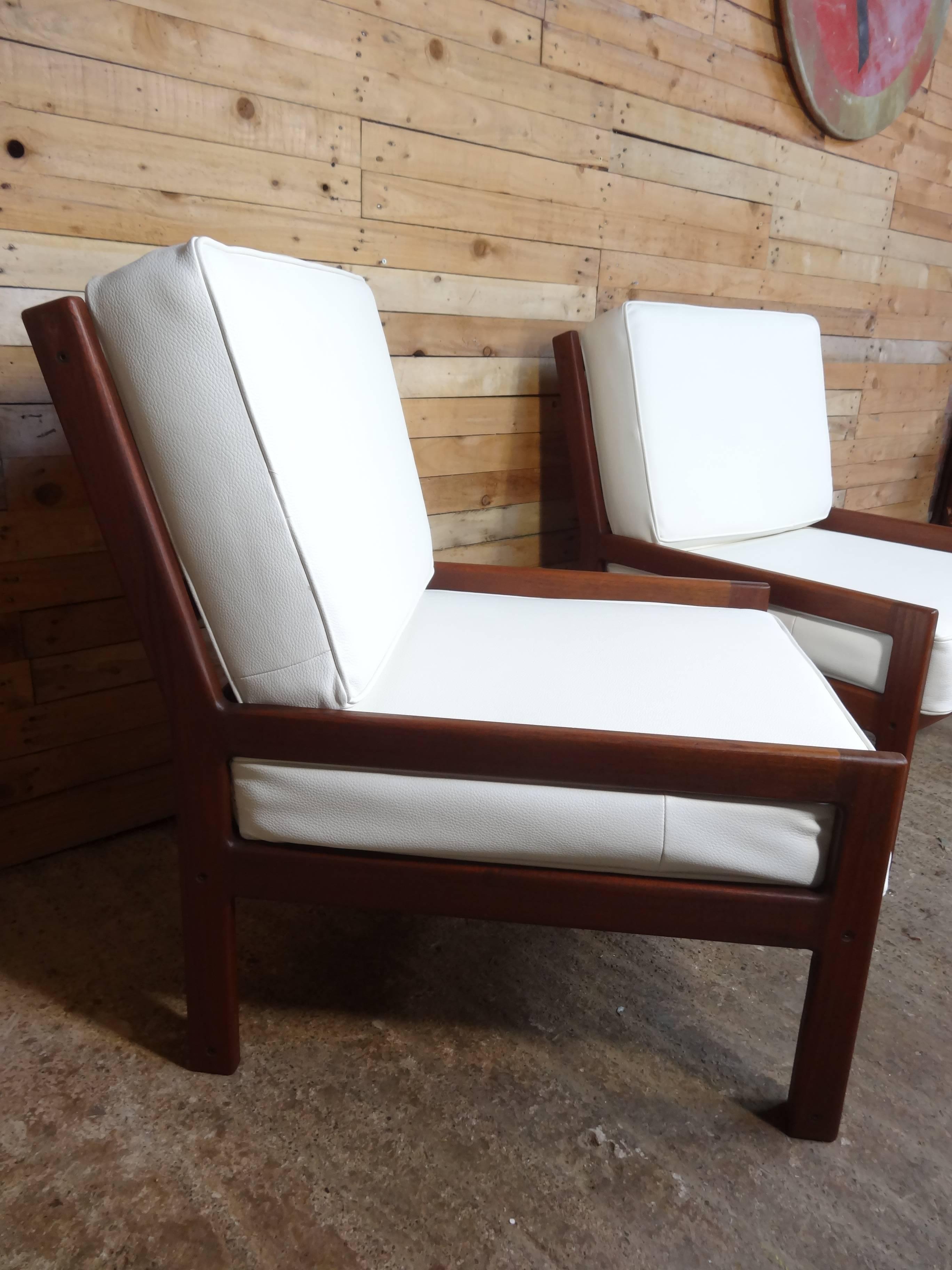Ensemble de fauteuils de salon rétro minimalistes en cuir blanc et teck, 1960 Bon état - En vente à Markington, GB