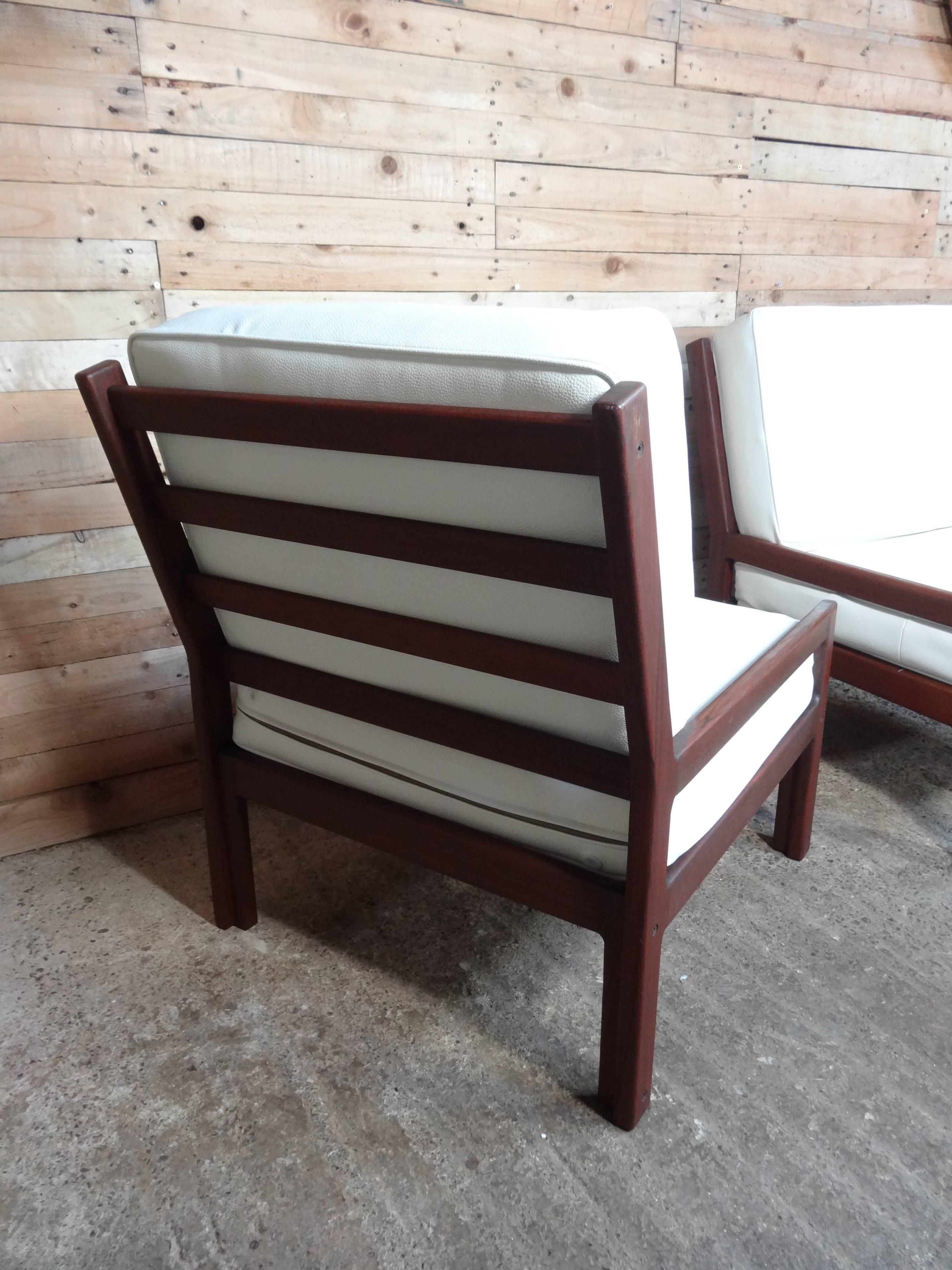 20ième siècle Ensemble de fauteuils de salon rétro minimalistes en cuir blanc et teck, 1960 en vente