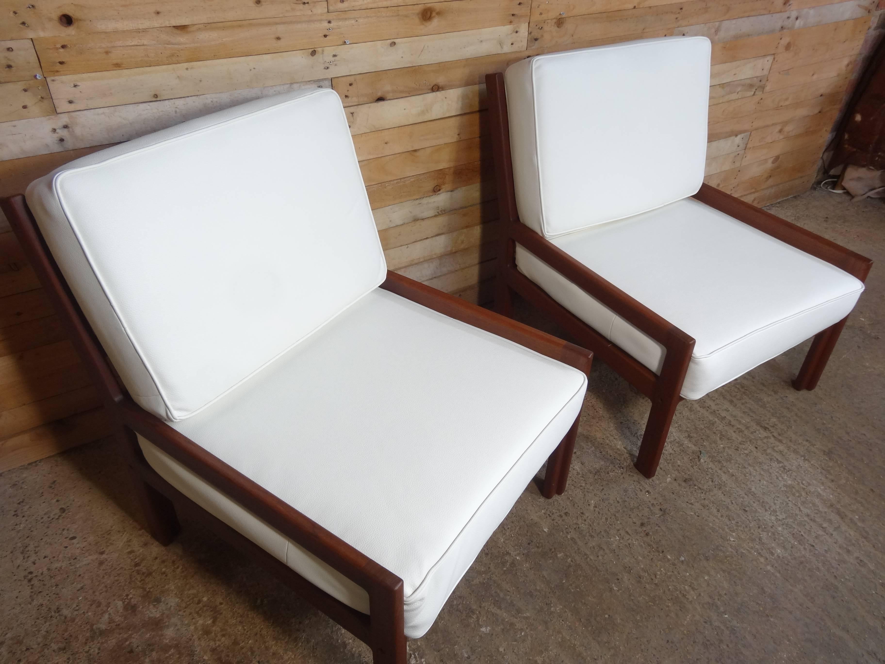 Ensemble de fauteuils de salon rétro minimalistes en cuir blanc et teck, 1960 en vente 1