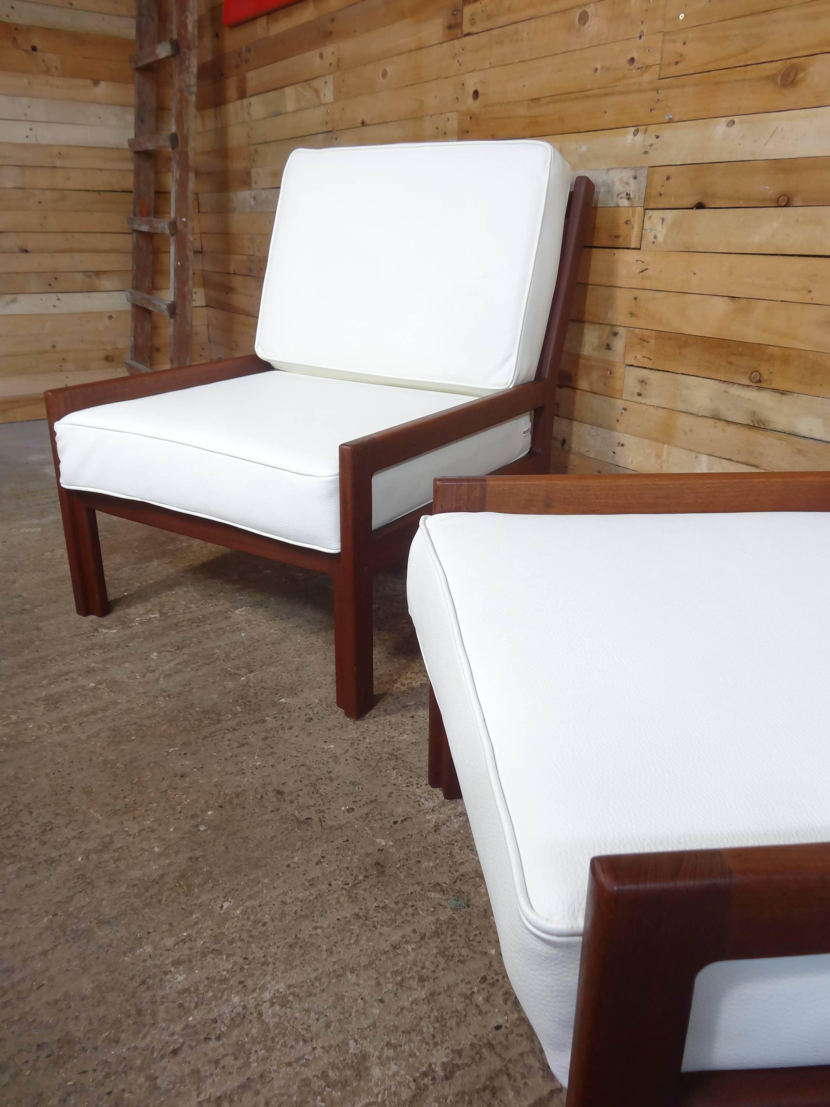 Ensemble de fauteuils de salon rétro minimalistes en cuir blanc et teck, 1960 en vente 2
