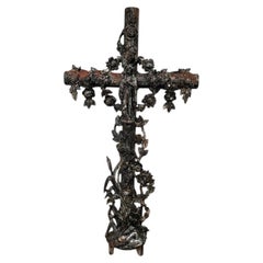 Grande croce antica francese in ghisa del XIX secolo con scultura della Madonna, antecedente al 1890