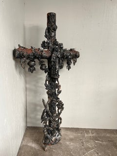 Großes antikes französisches Gusseisenkreuz aus dem 19. Jahrhundert mit Maria-Skulptur, vor 1890